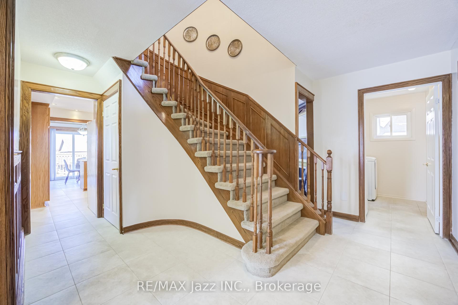 Photo 3 of 2 Coomer Crescent, Ajax, Central — HOMEH