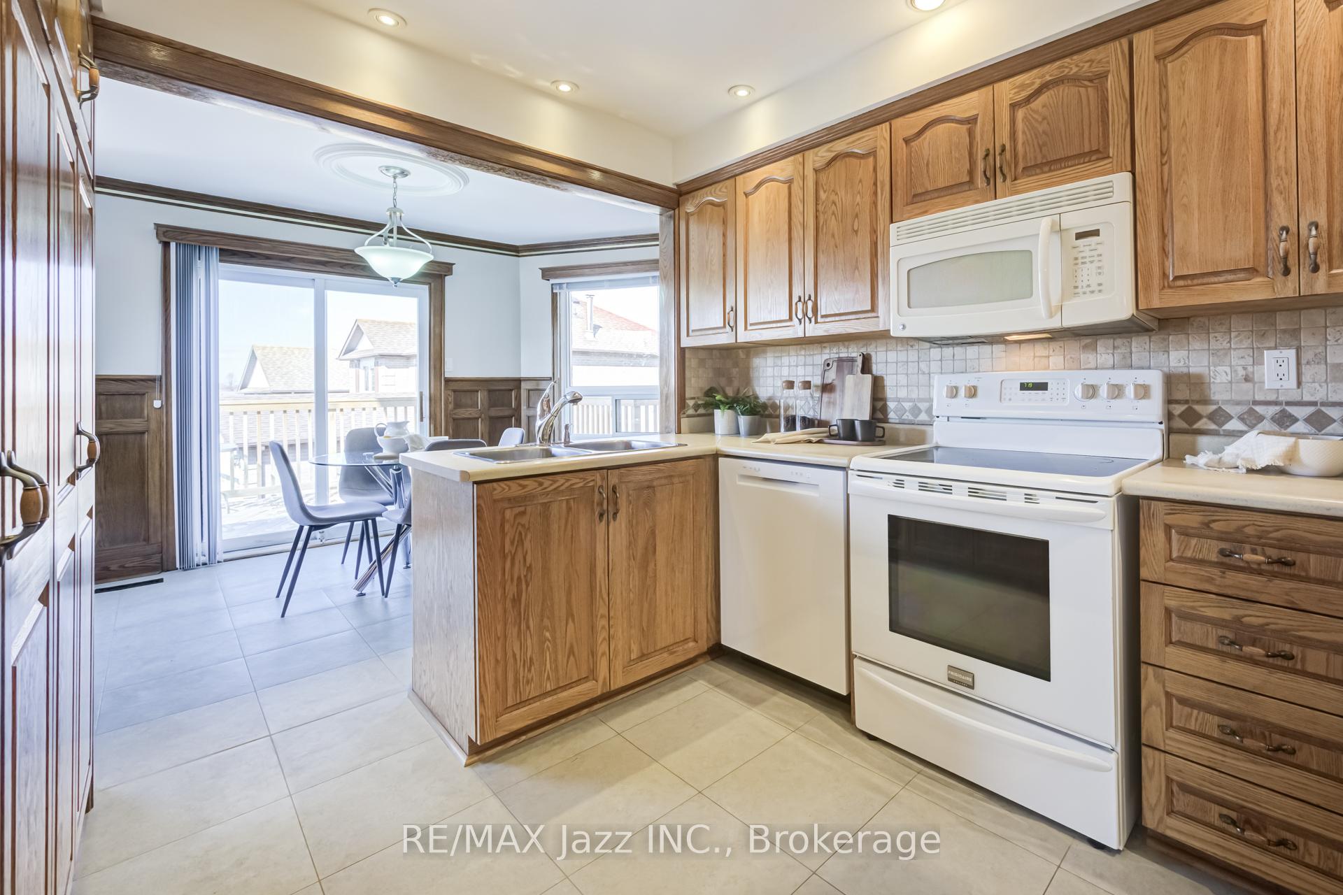 Photo 10 of 2 Coomer Crescent, Ajax, Central — HOMEH