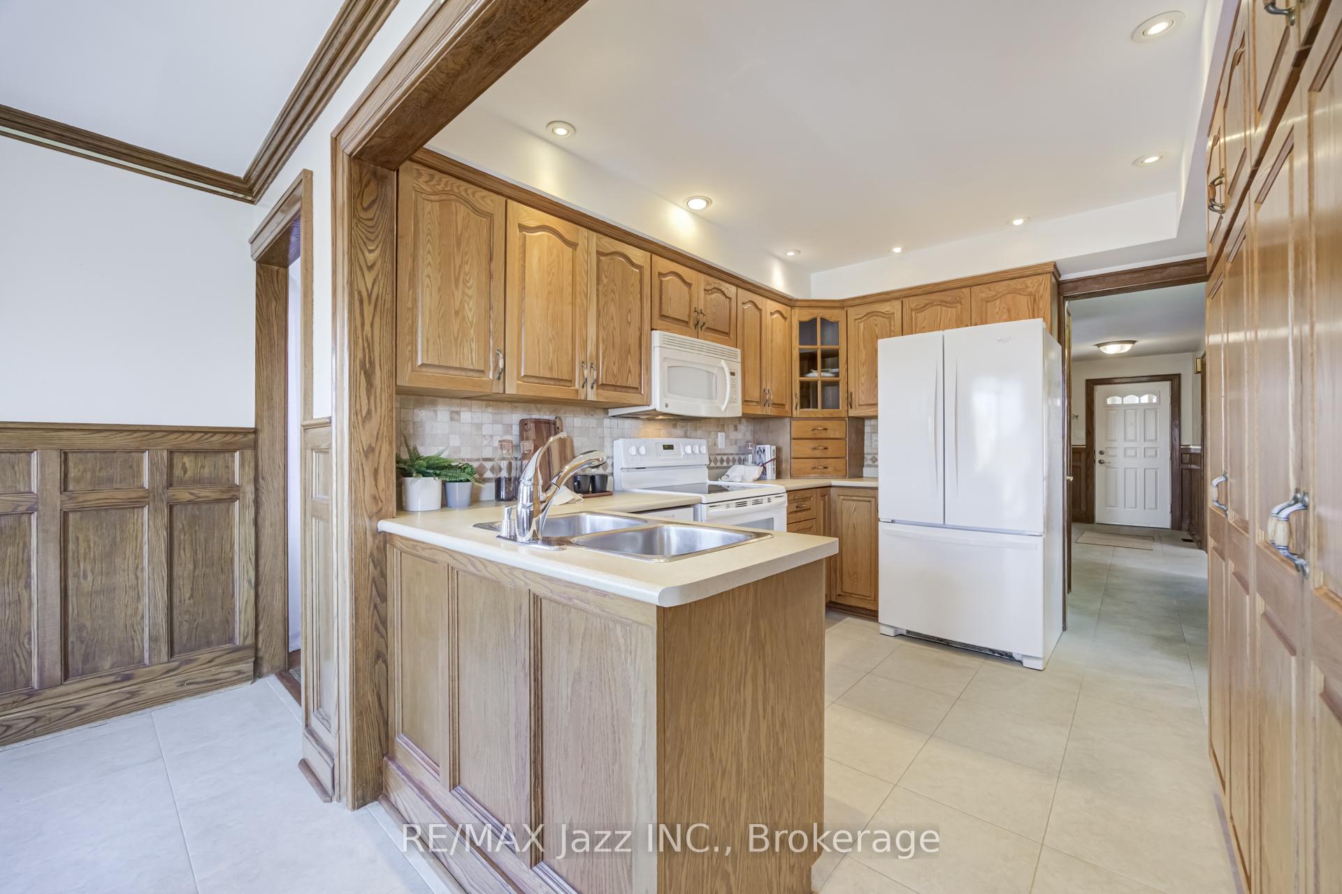 Photo 11 of 2 Coomer Crescent, Ajax, Central — HOMEH