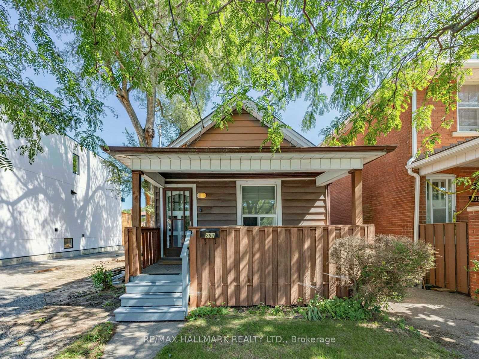 Photo of 201 Linsmore Crescent