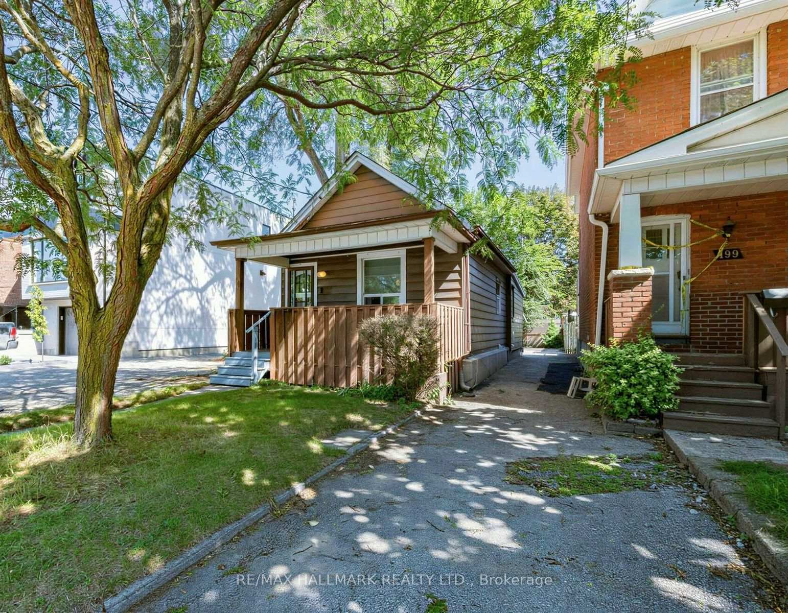 Photo 2 of 201 Linsmore Crescent, Toronto, Danforth Village-East York — HOMEH
