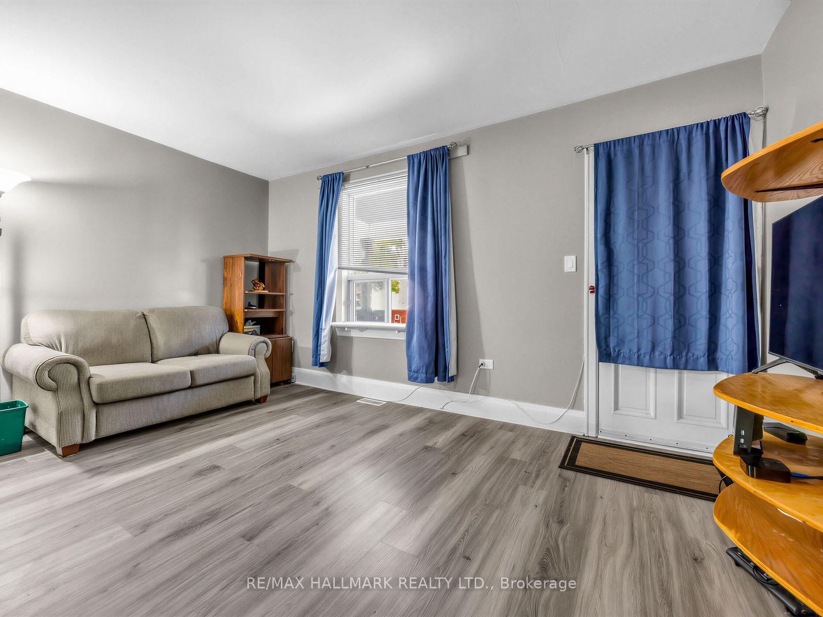 Photo 3 of 201 Linsmore Crescent, Toronto, Danforth Village-East York — HOMEH
