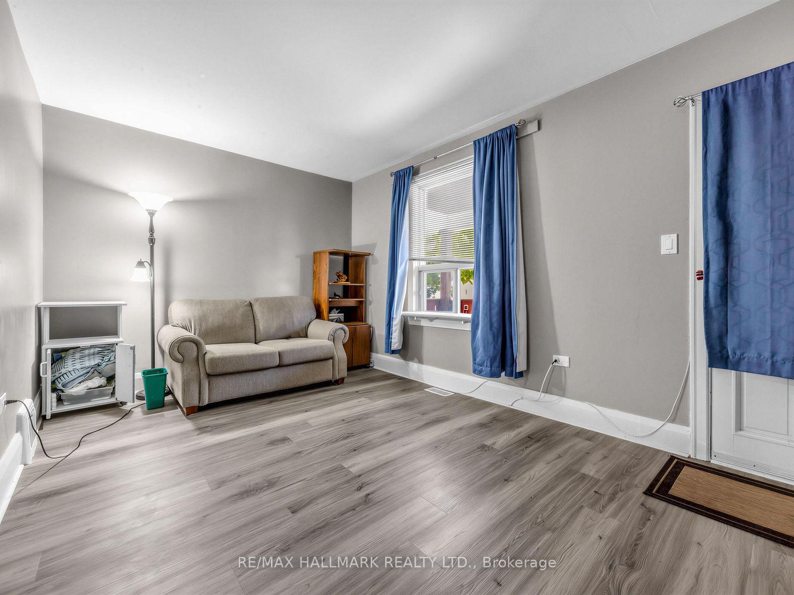 Photo 4 of 201 Linsmore Crescent, Toronto, Danforth Village-East York — HOMEH