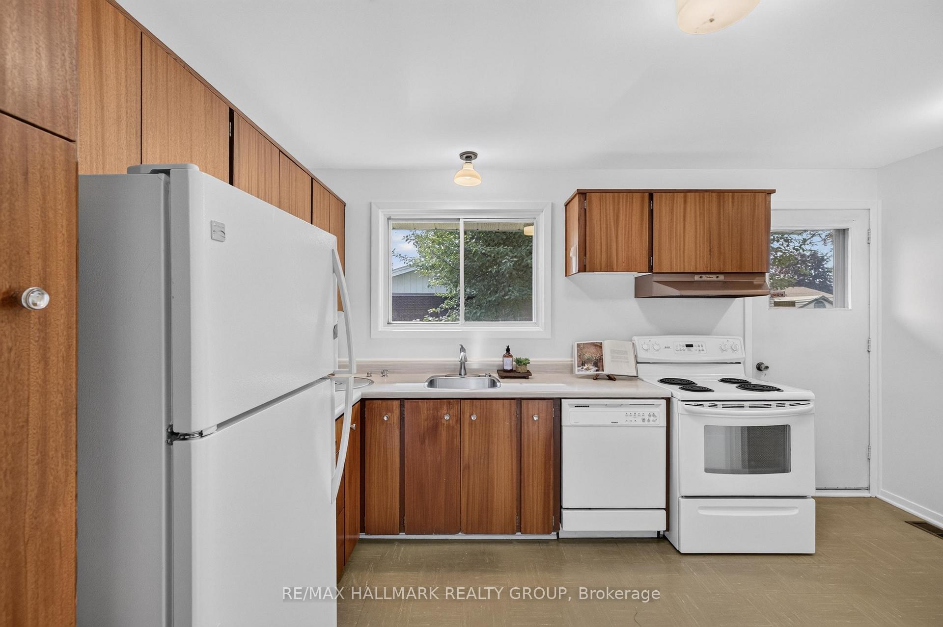 Photo 8 of 3051 Cowan Crescent, Ottawa, Riverside Park South — HOMEH