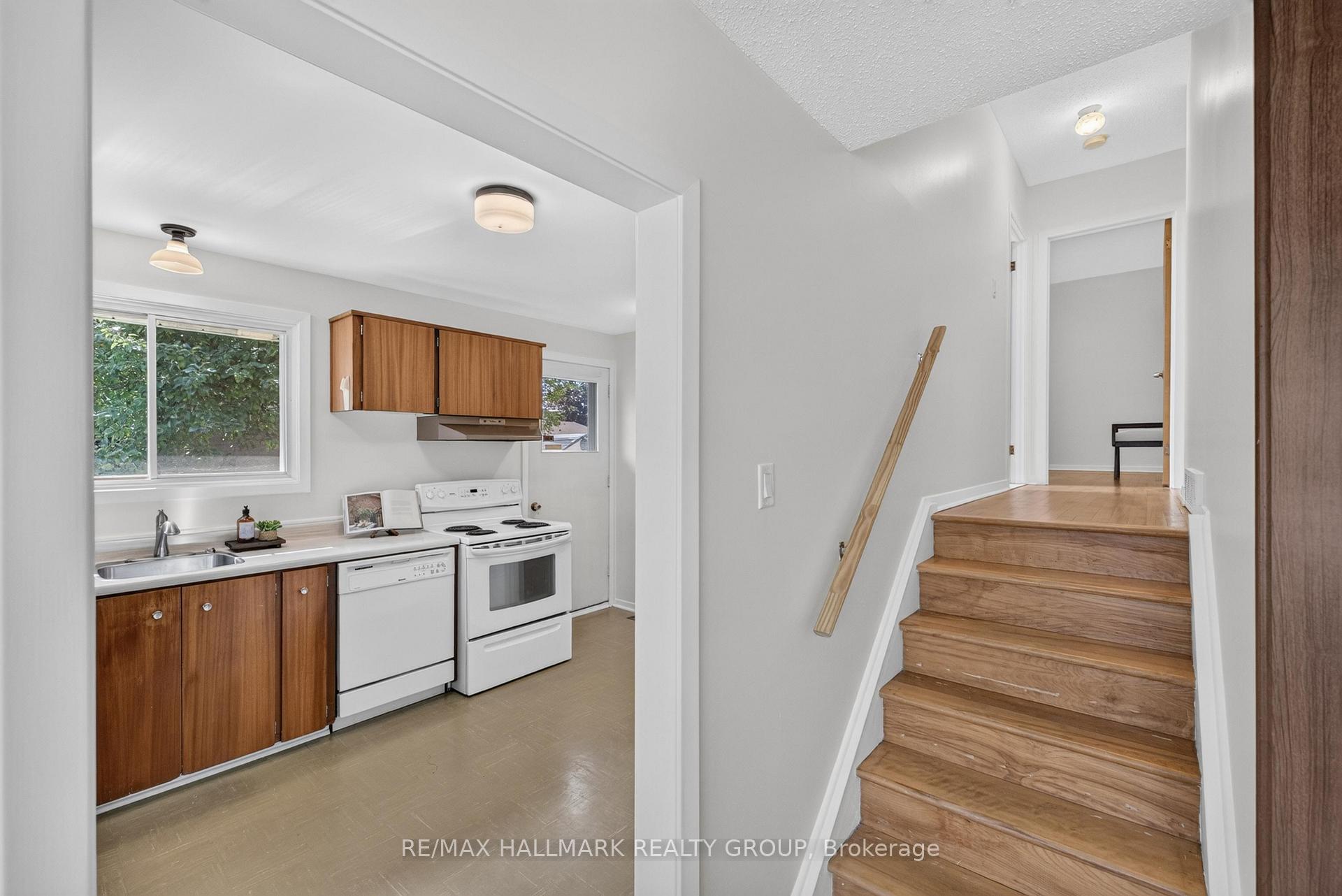 Photo 10 of 3051 Cowan Crescent, Ottawa, Riverside Park South — HOMEH