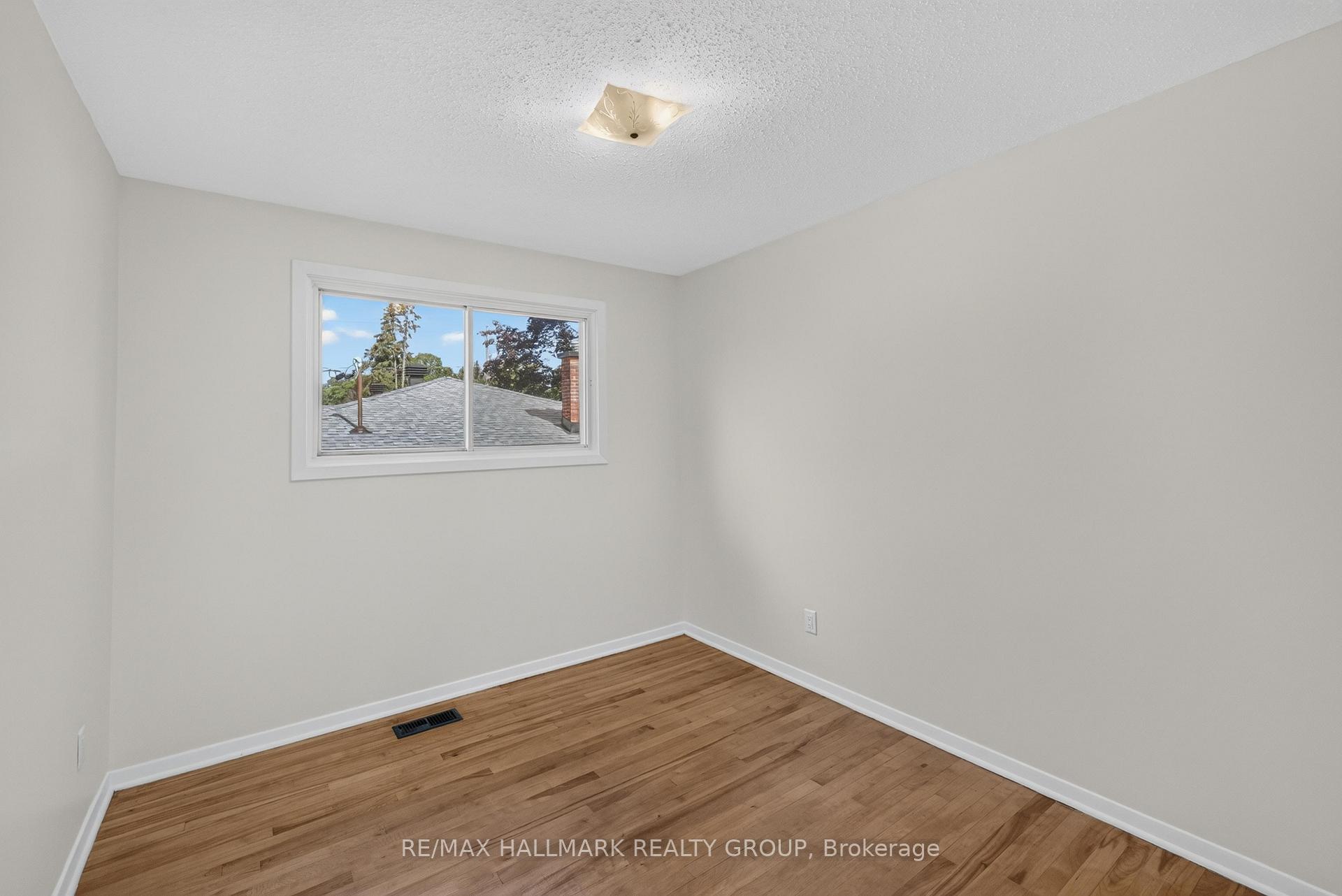 Photo 15 of 3051 Cowan Crescent, Ottawa, Riverside Park South — HOMEH
