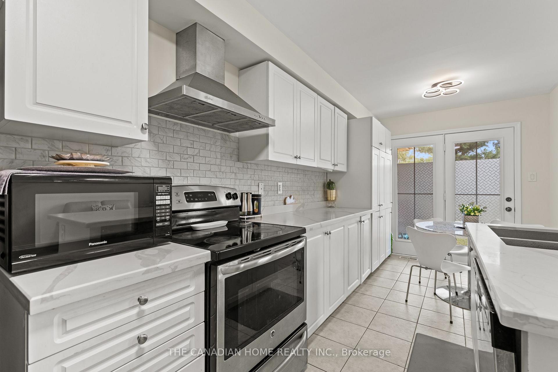 Photo 12 of 8470 Hickory Lane N, Niagara Falls, Brown — HOMEH