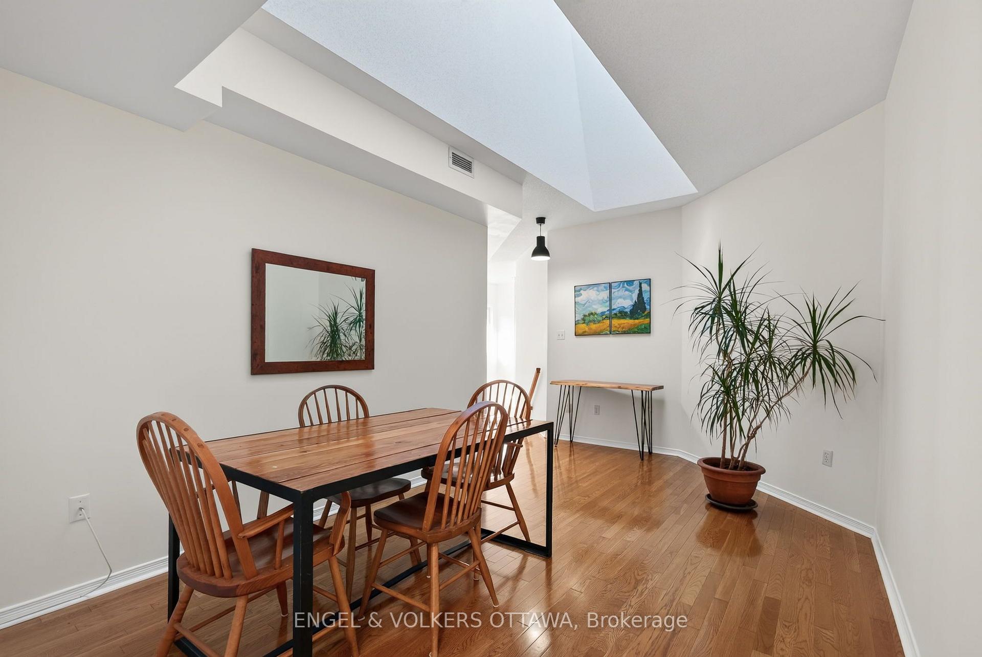 Photo 7 of 116 Robson Court, Ottawa, Kanata - Kanata Lakes/Heritage Hills — HOMEH