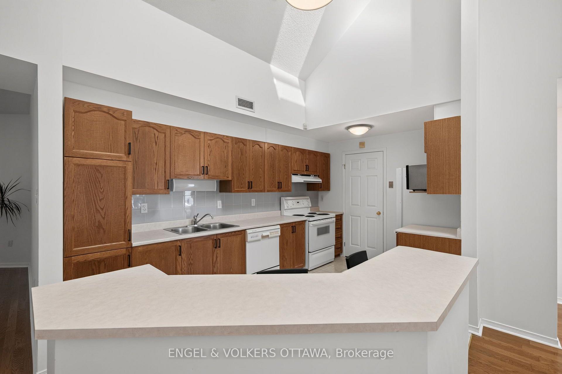 Photo 16 of 116 Robson Court, Ottawa, Kanata - Kanata Lakes/Heritage Hills — HOMEH