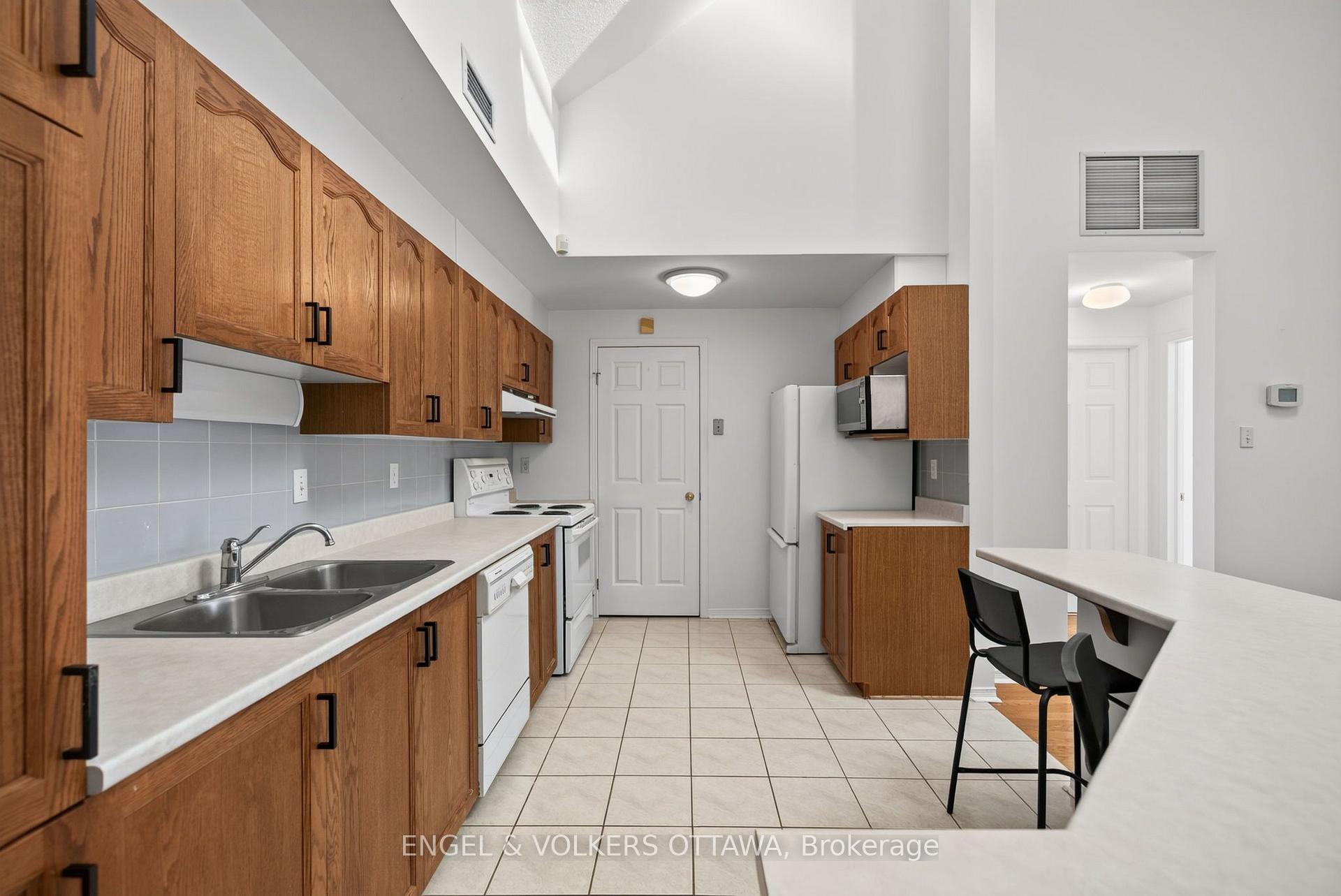 Photo 17 of 116 Robson Court, Ottawa, Kanata - Kanata Lakes/Heritage Hills — HOMEH