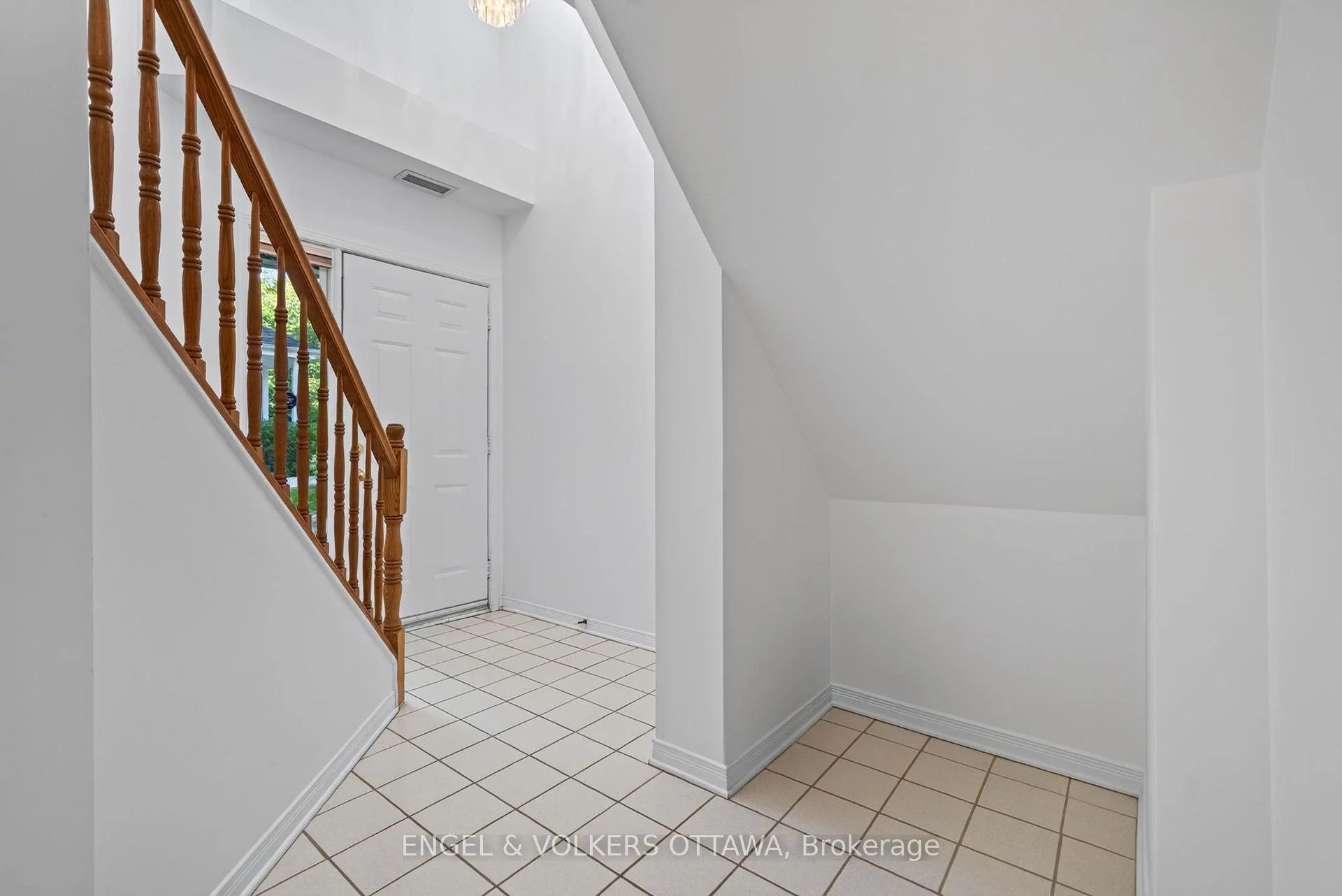 Photo 5 of 116 Robson Court, Ottawa, Kanata - Kanata Lakes/Heritage Hills — HOMEH