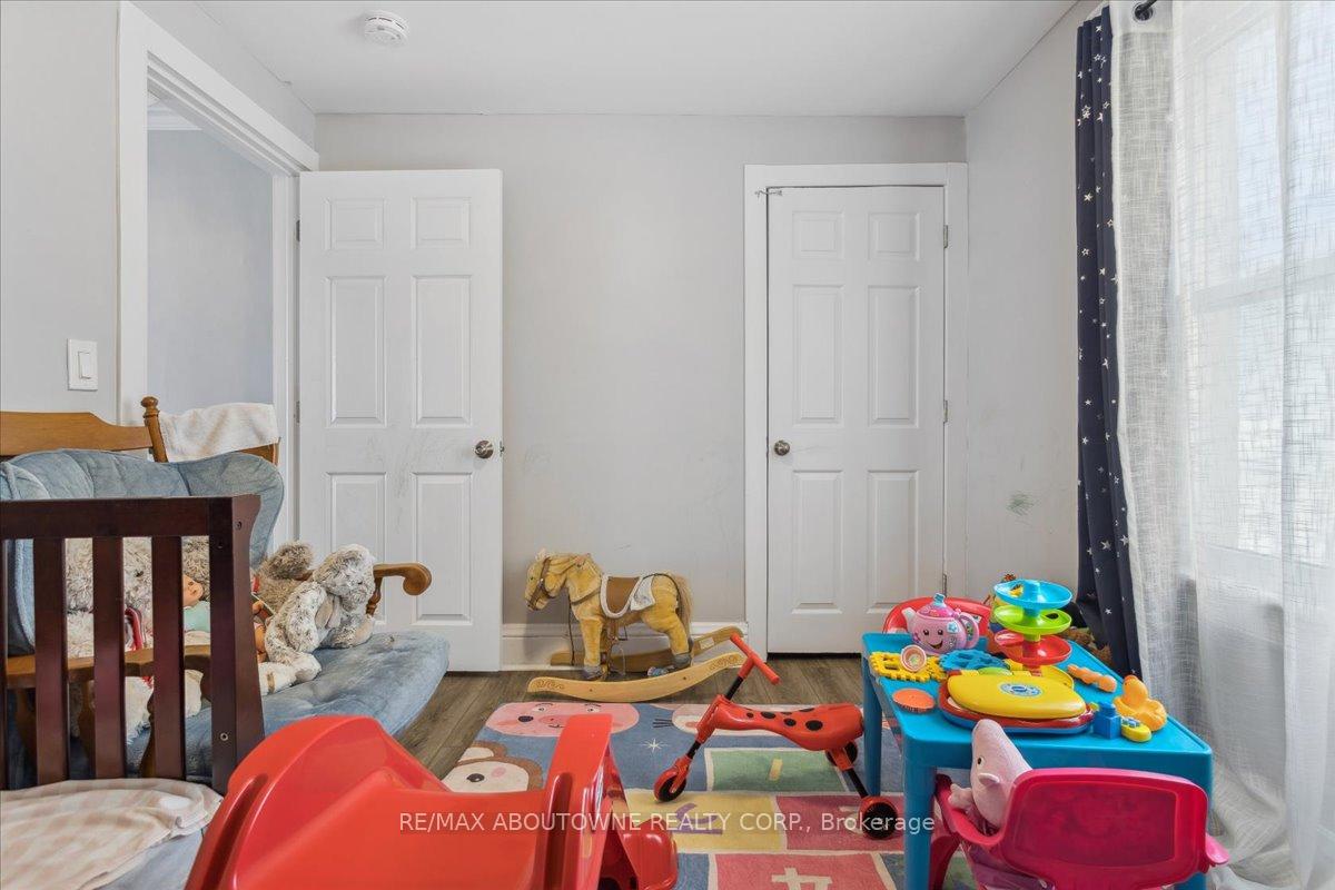 Photo 10 of 26 Vine Street S, St. Catharines, Fairview — HOMEH