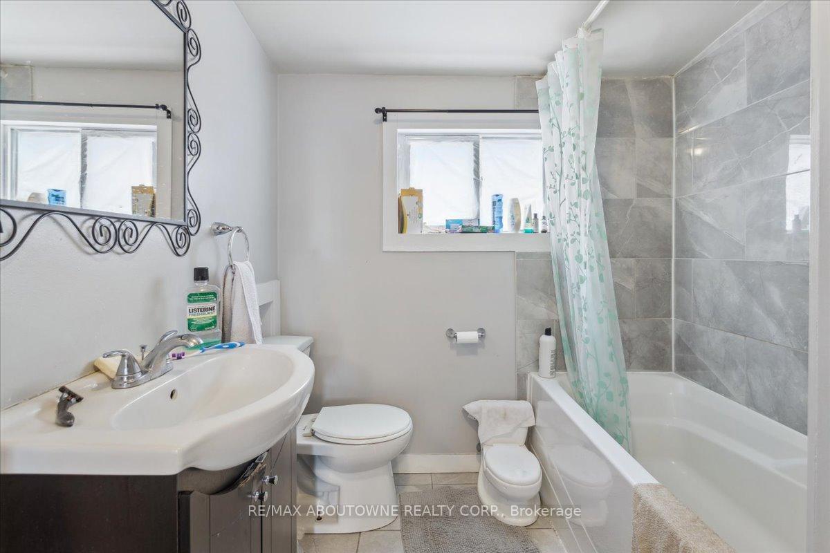 Photo 13 of 26 Vine Street S, St. Catharines, Fairview — HOMEH