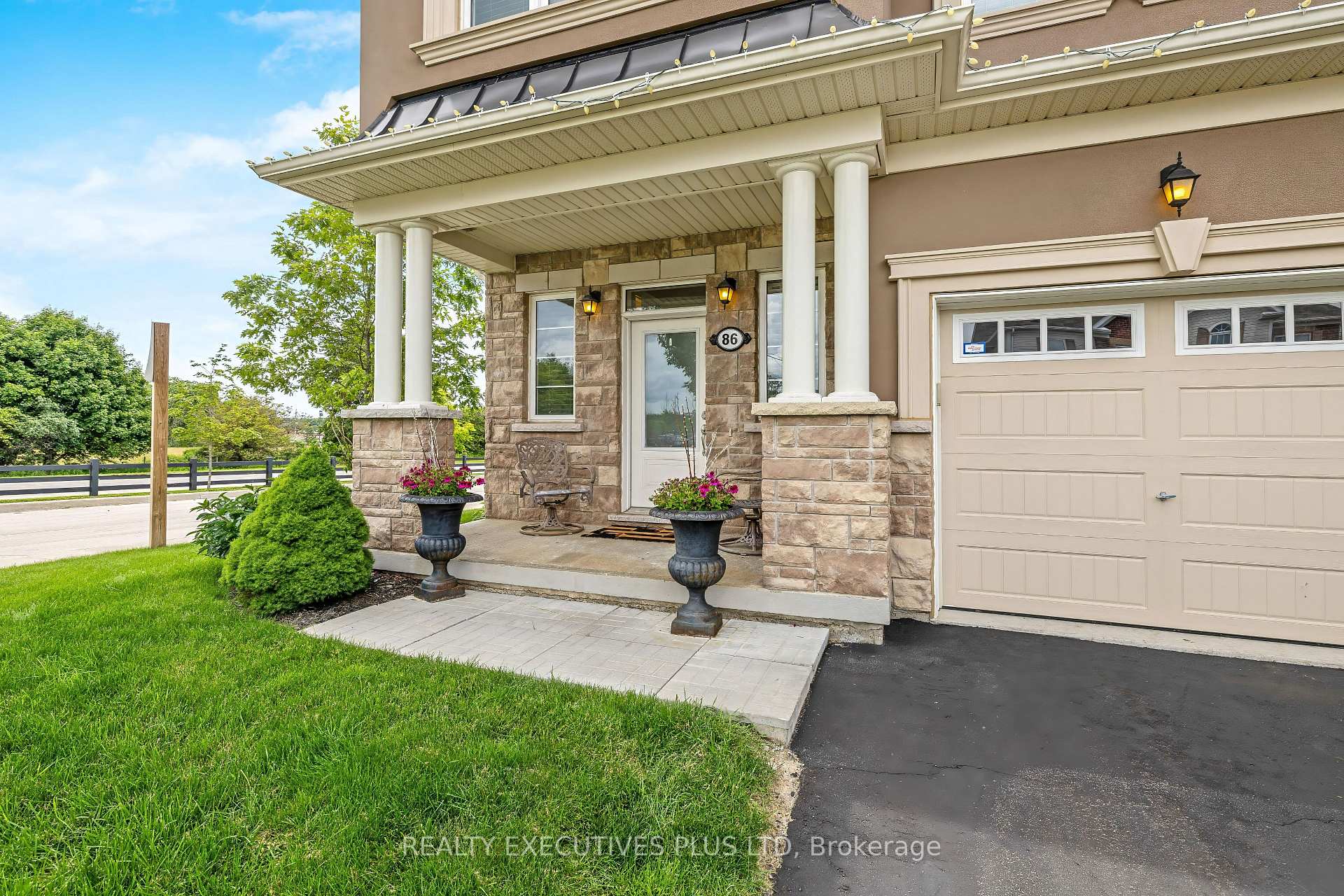 Photo 2 of 86 Stillwater Crescent, Hamilton, Waterdown — HOMEH