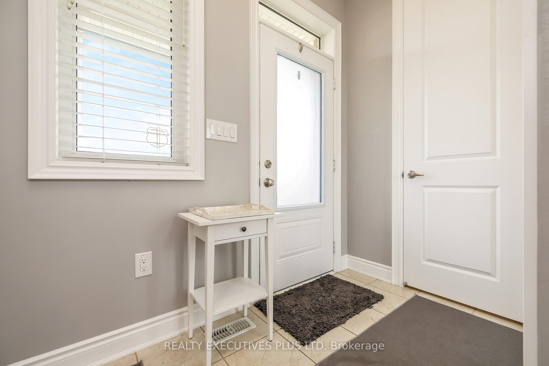 Photo 3 of 86 Stillwater Crescent, Hamilton, Waterdown — HOMEH