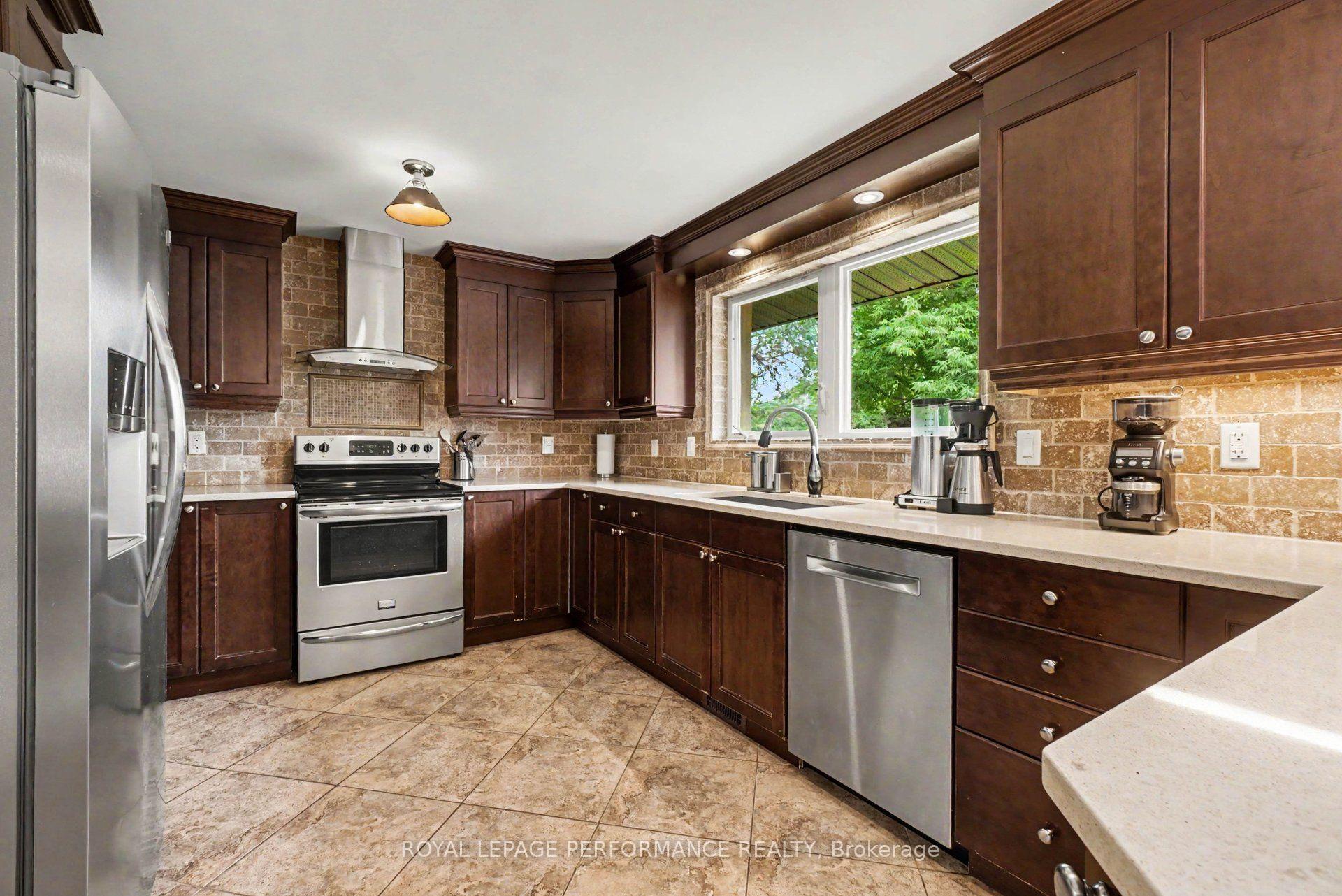 Photo 9 of 2061 Cabot Street, Ottawa, Faircrest Heights — HOMEH
