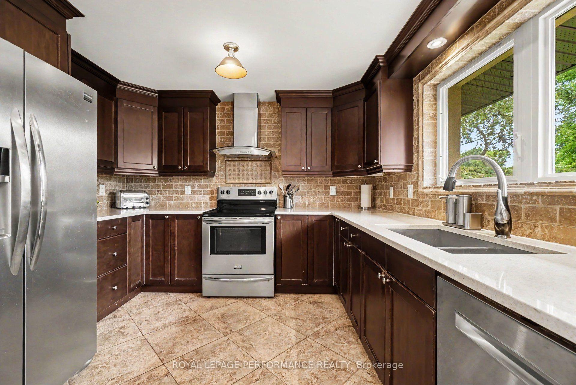 Photo 10 of 2061 Cabot Street, Ottawa, Faircrest Heights — HOMEH