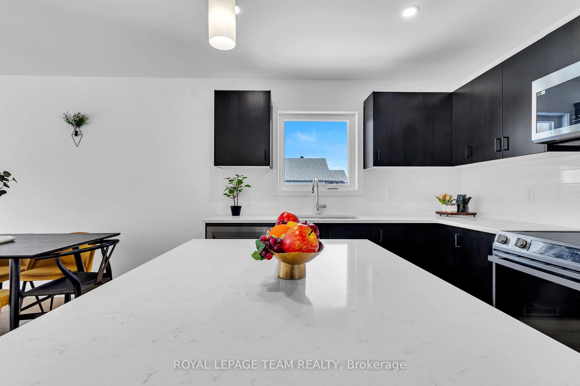 Photo 4 of 181 Seabert Drive, Arnprior, Arnprior — HOMEH