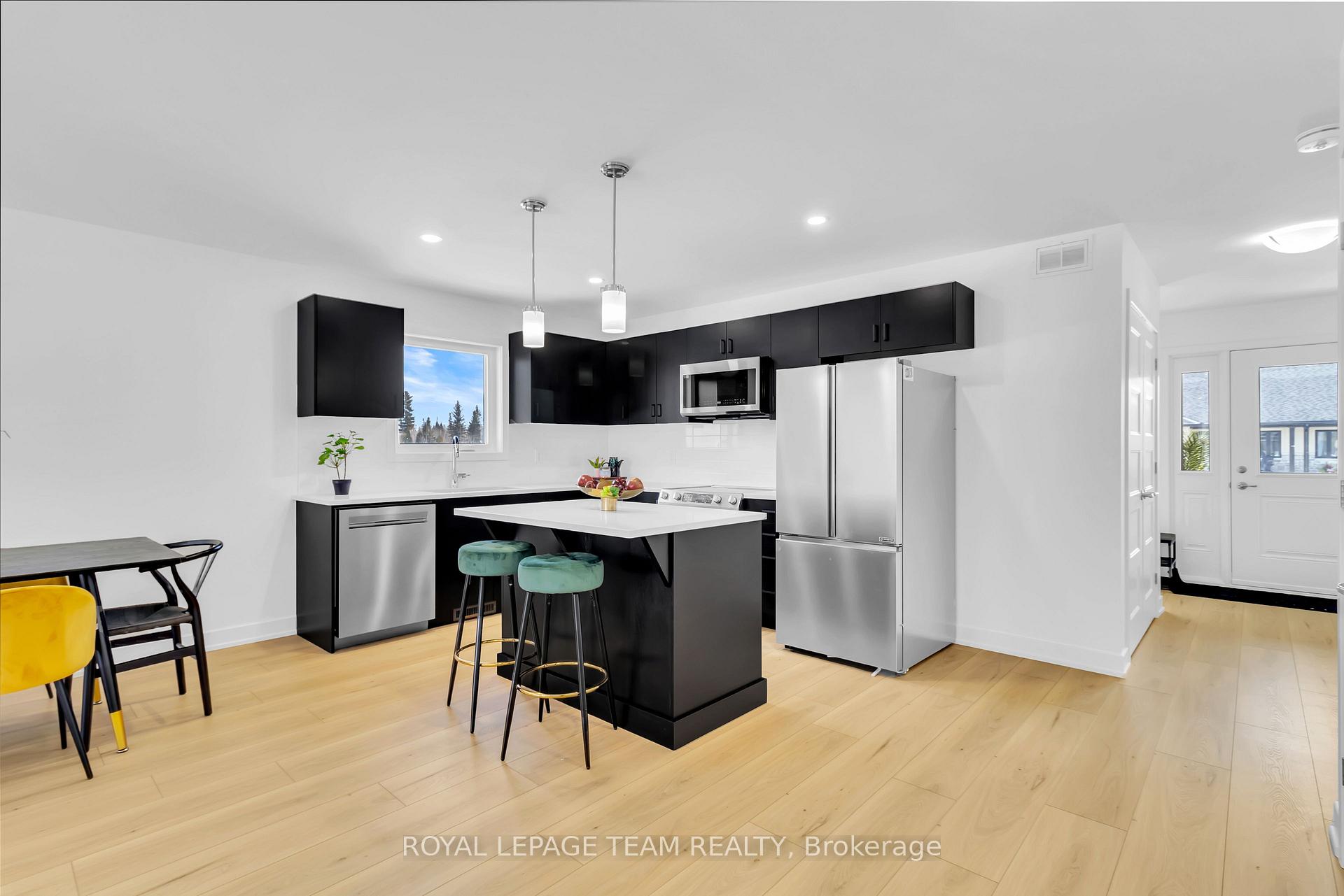 Photo 3 of 181 Seabert Drive, Arnprior, Arnprior — HOMEH