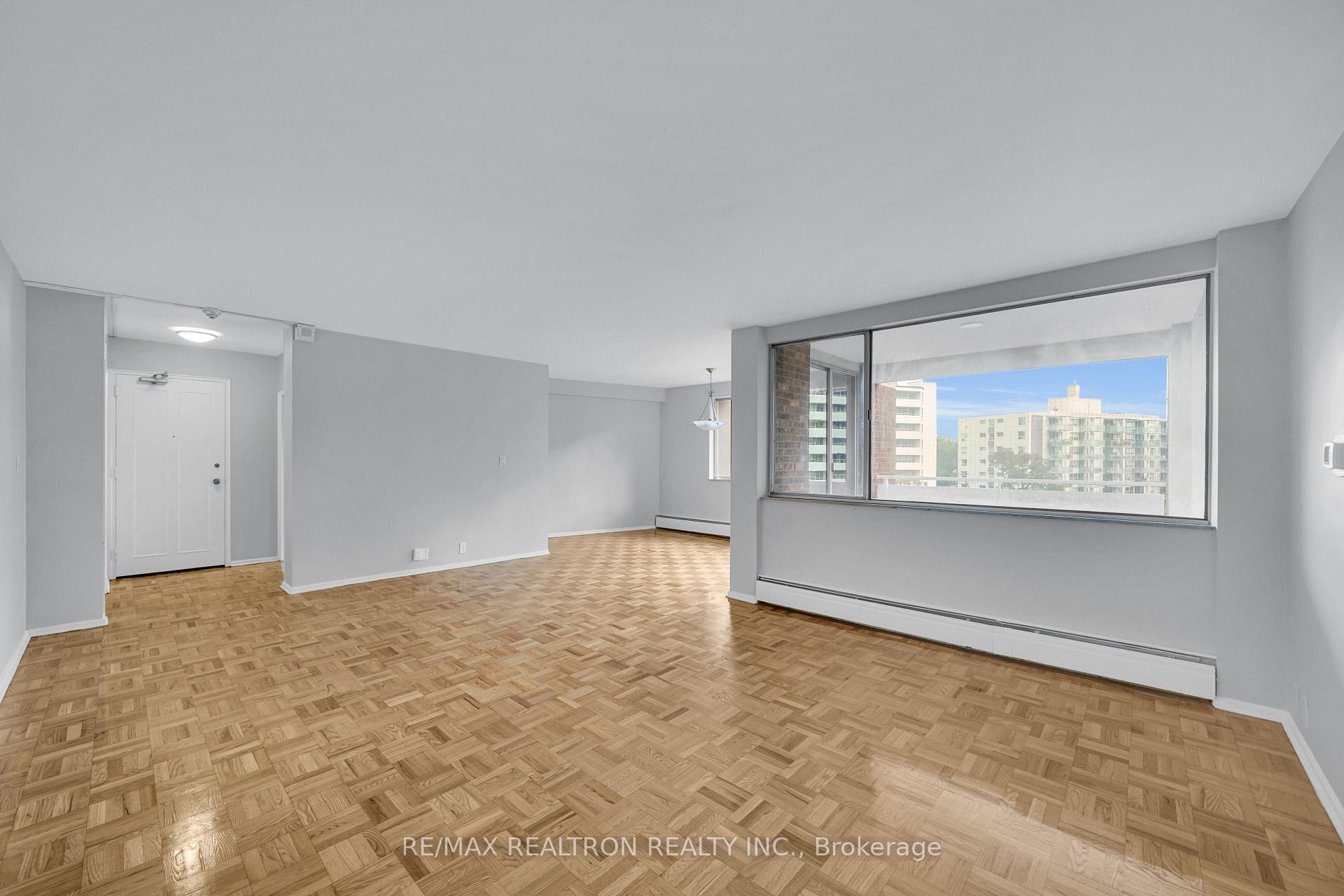 Photo 2 of Unit 706, 9 Deer Park Crescent, Toronto, Yonge-St. Clair — HOMEH