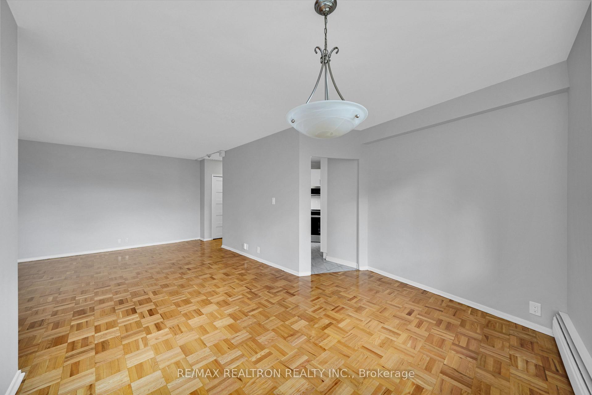 Photo 4 of Unit 706, 9 Deer Park Crescent, Toronto, Yonge-St. Clair — HOMEH