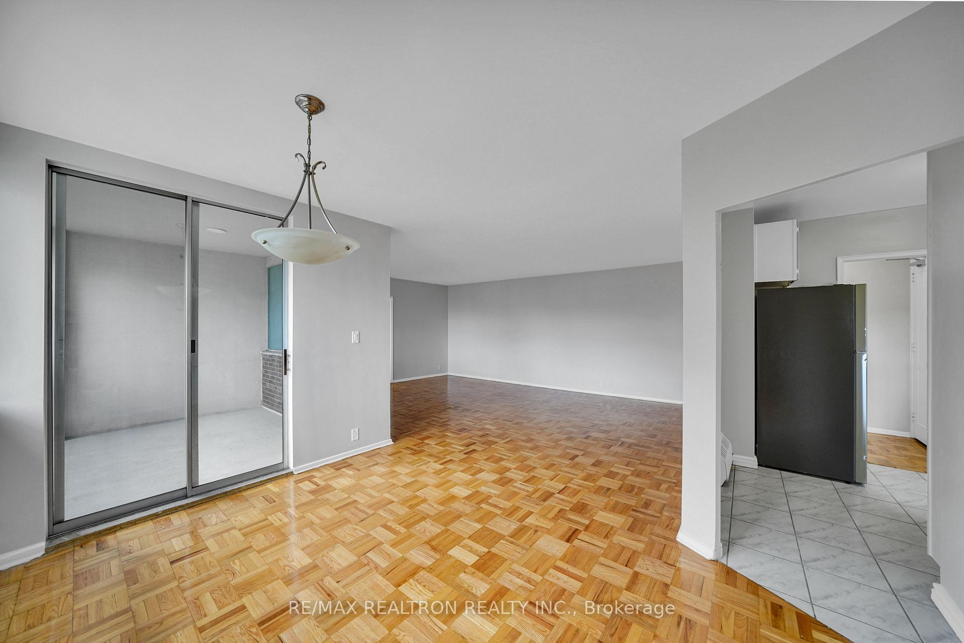 Photo 7 of Unit 706, 9 Deer Park Crescent, Toronto, Yonge-St. Clair — HOMEH