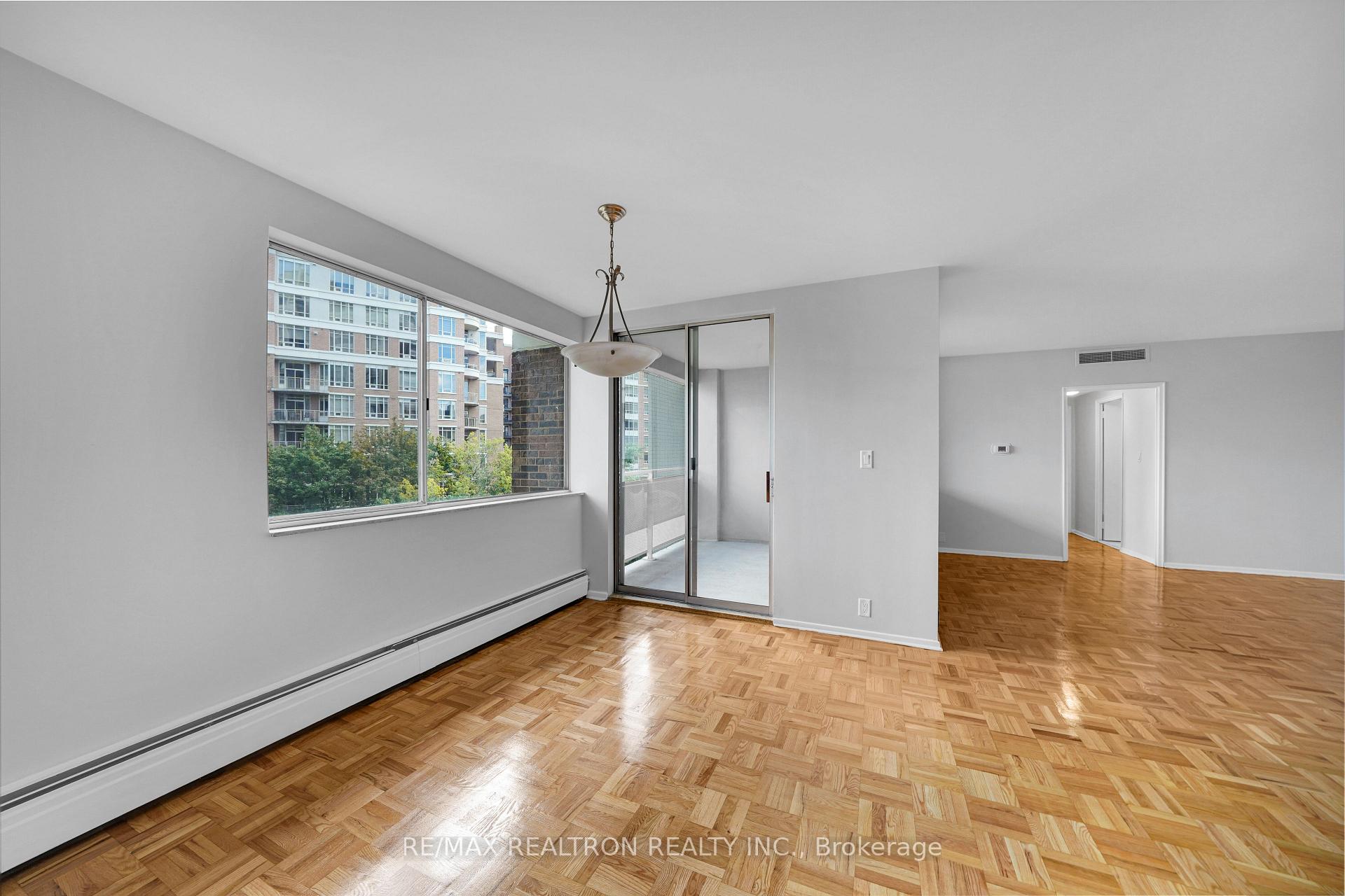 Photo 10 of Unit 706, 9 Deer Park Crescent, Toronto, Yonge-St. Clair — HOMEH