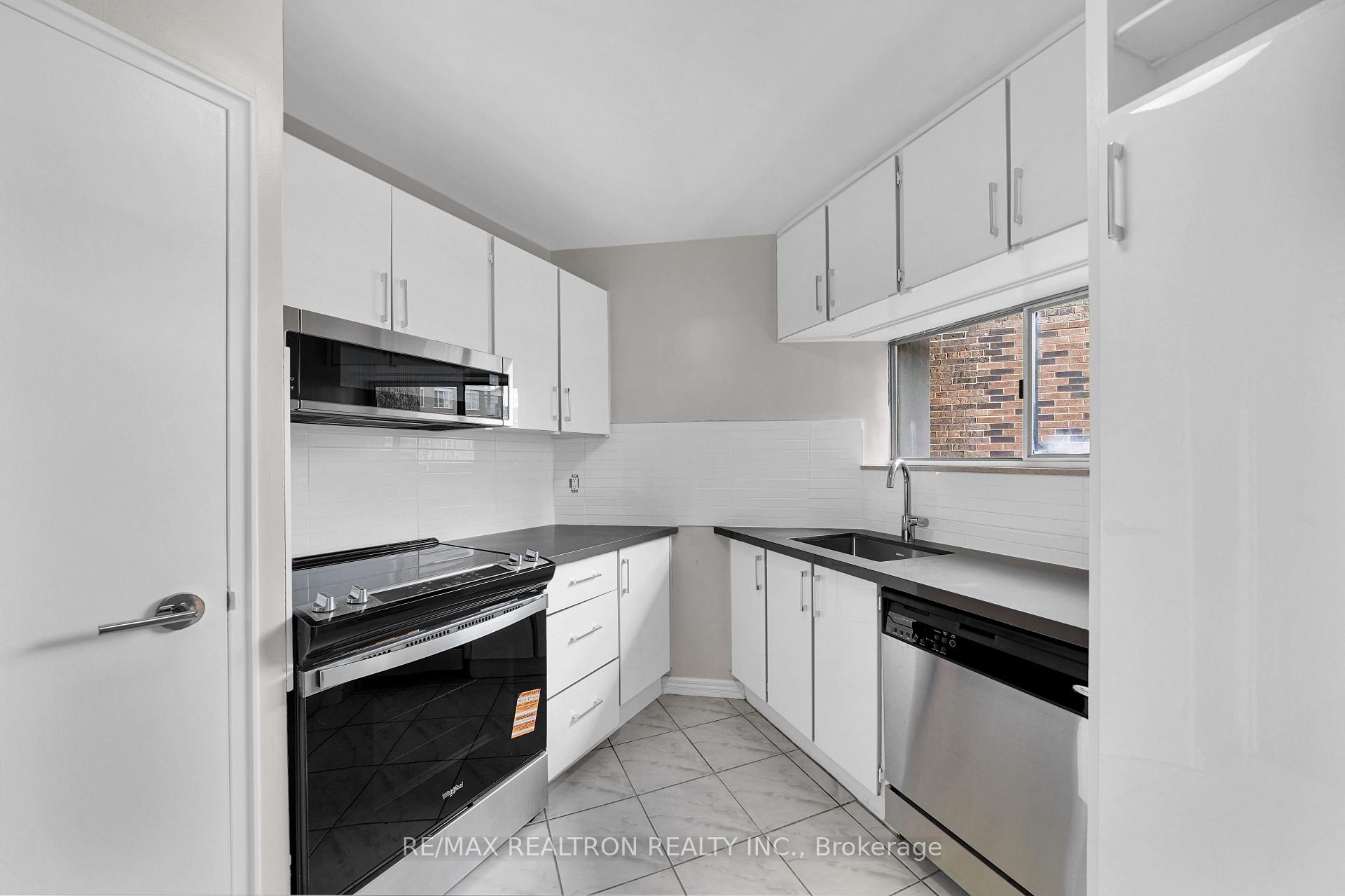 Photo 13 of Unit 706, 9 Deer Park Crescent, Toronto, Yonge-St. Clair — HOMEH