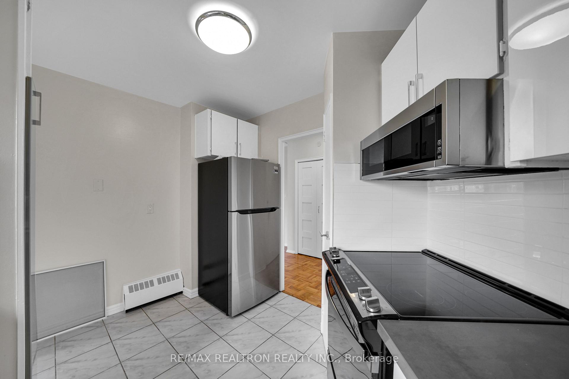 Photo 16 of Unit 706, 9 Deer Park Crescent, Toronto, Yonge-St. Clair — HOMEH