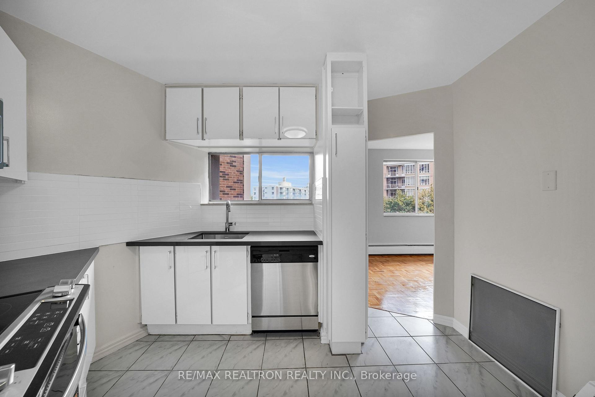 Photo 19 of Unit 706, 9 Deer Park Crescent, Toronto, Yonge-St. Clair — HOMEH