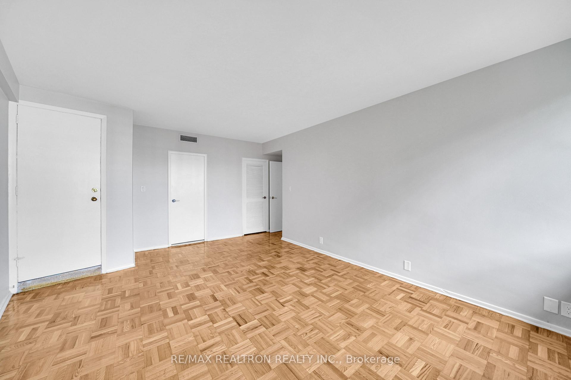 Photo 33 of Unit 706, 9 Deer Park Crescent, Toronto, Yonge-St. Clair — HOMEH