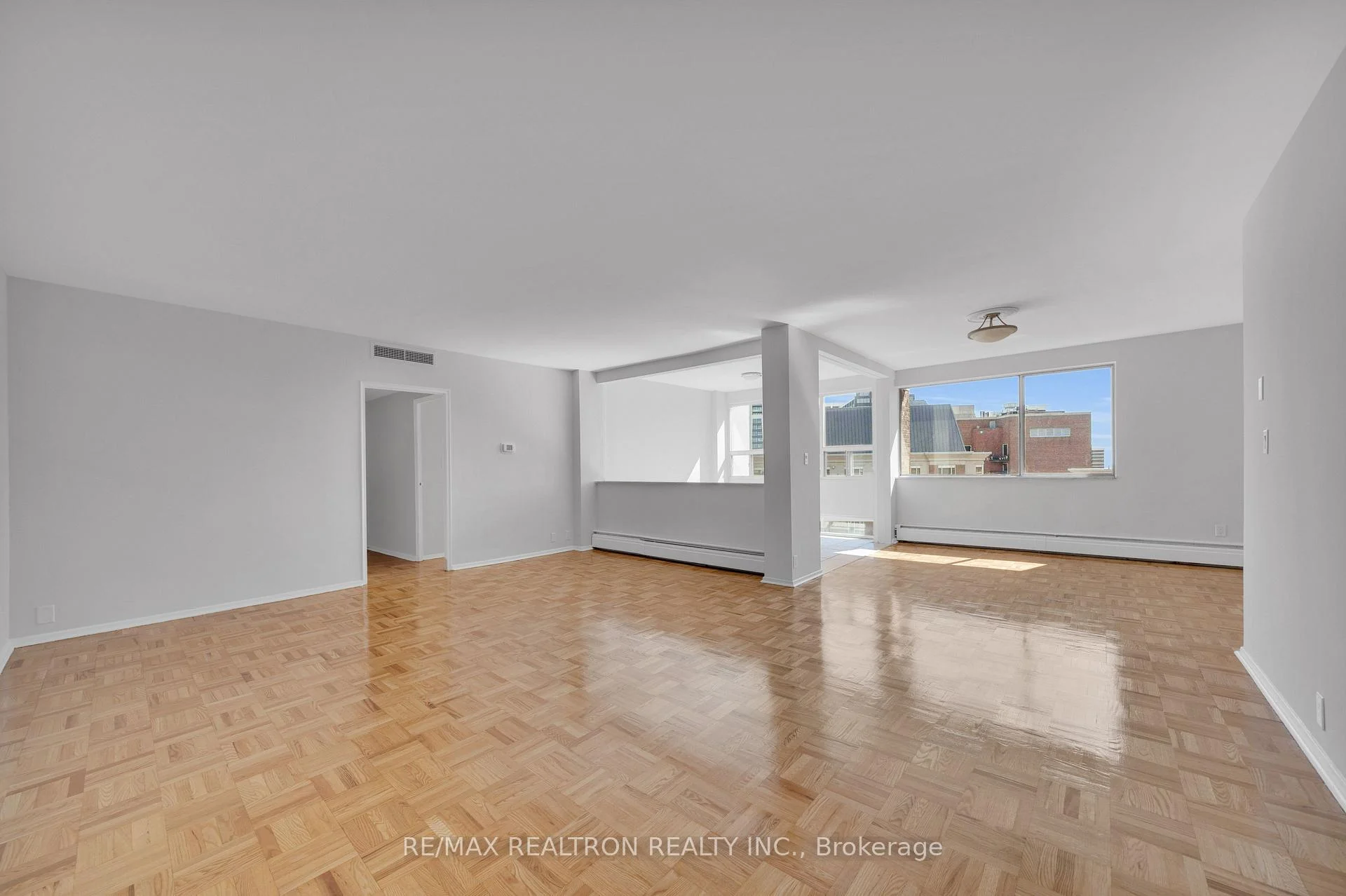 Photo 3 of Unit 706, 9 Deer Park Crescent, Toronto, Yonge-St. Clair — HOMEH