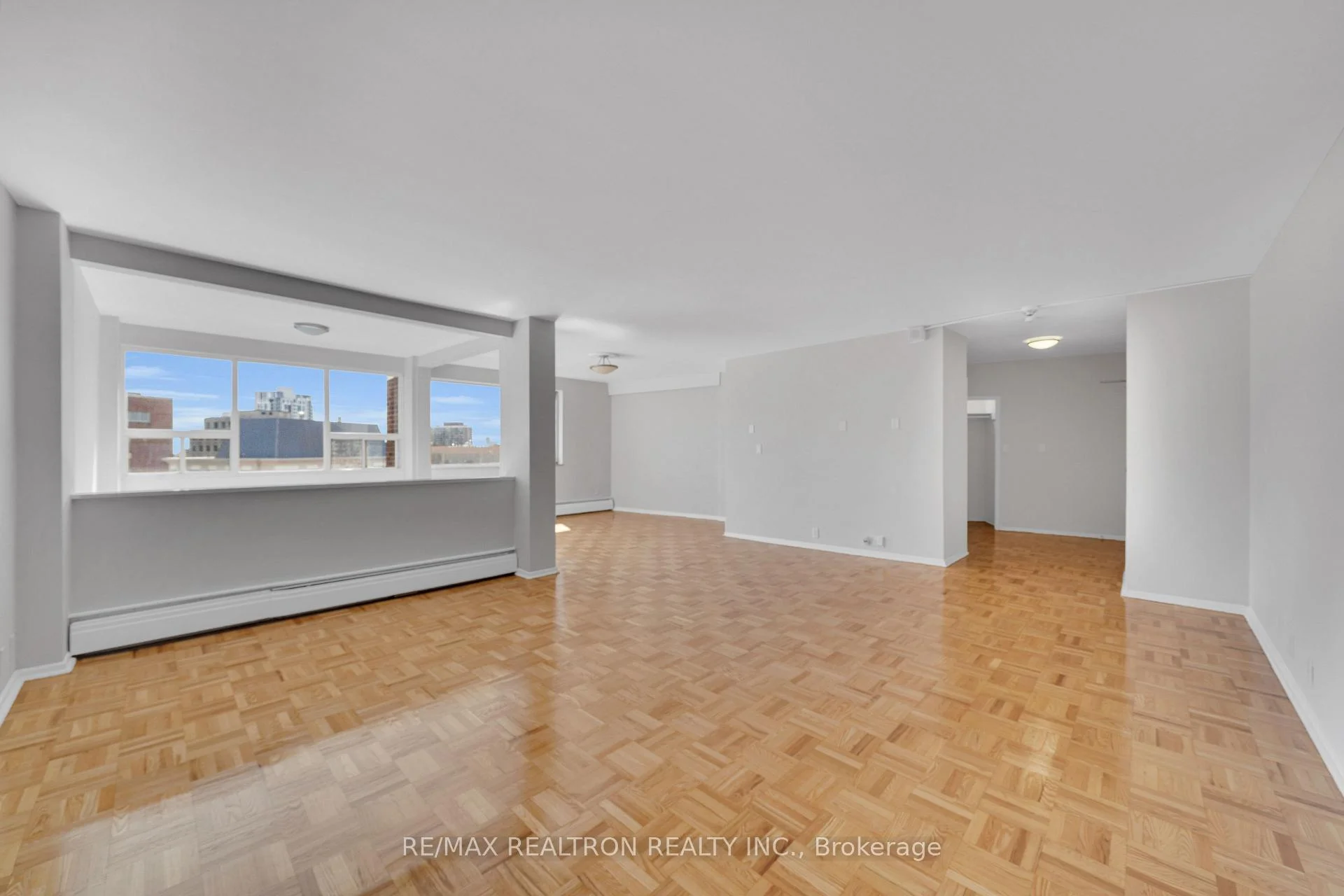 Photo 5 of Unit 706, 9 Deer Park Crescent, Toronto, Yonge-St. Clair — HOMEH