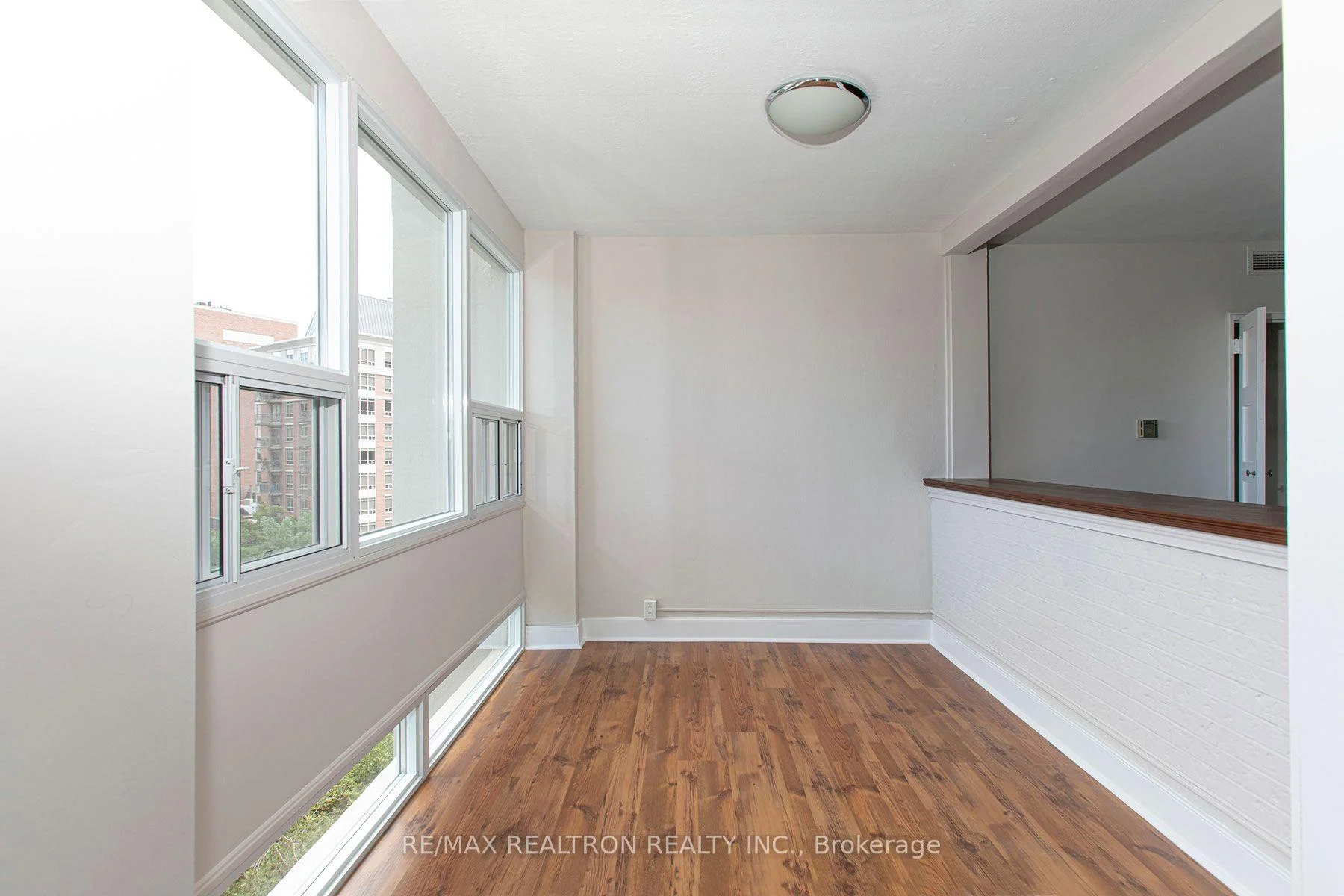Photo 9 of Unit 706, 9 Deer Park Crescent, Toronto, Yonge-St. Clair — HOMEH