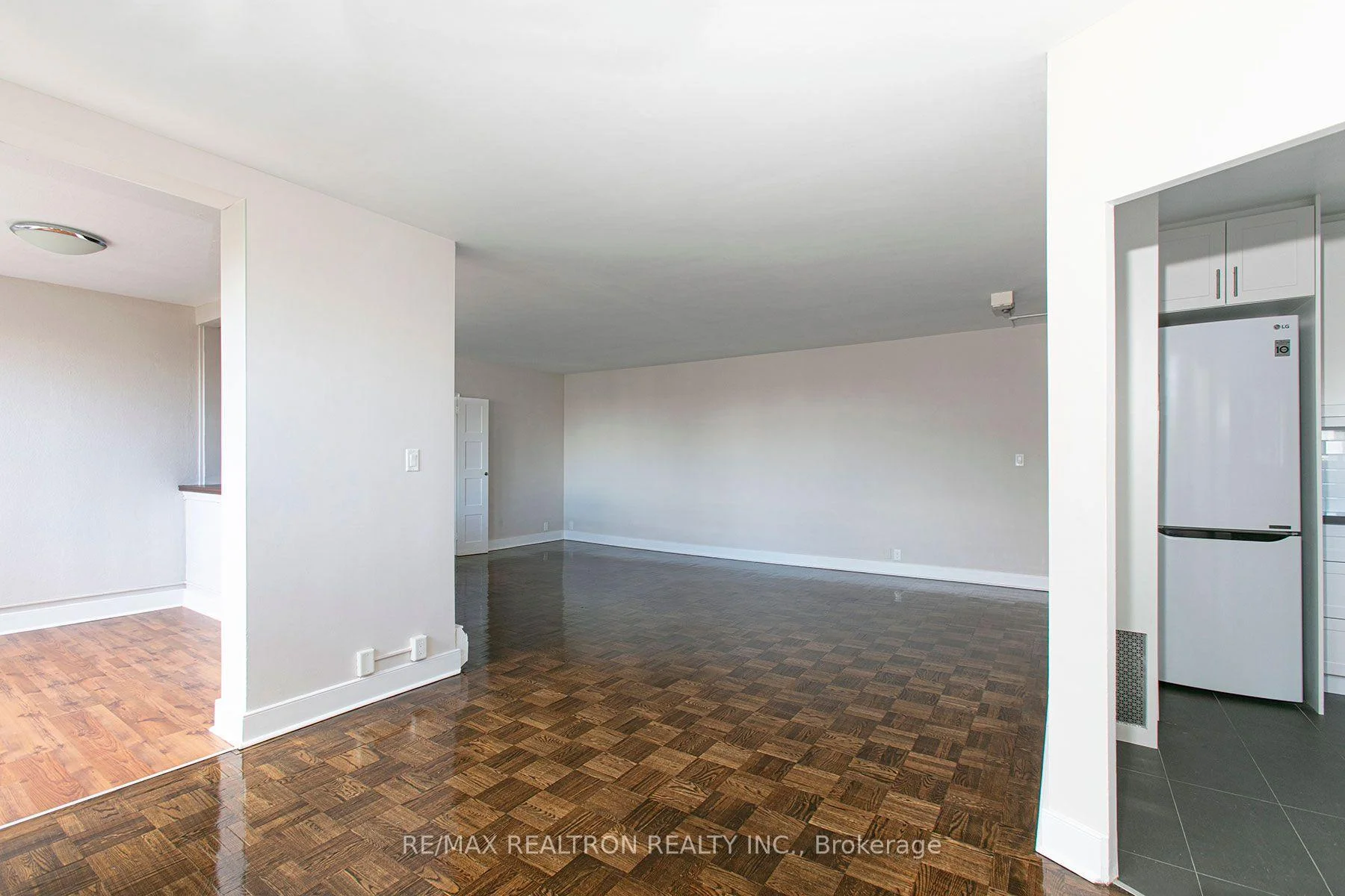 Photo 12 of Unit 706, 9 Deer Park Crescent, Toronto, Yonge-St. Clair — HOMEH