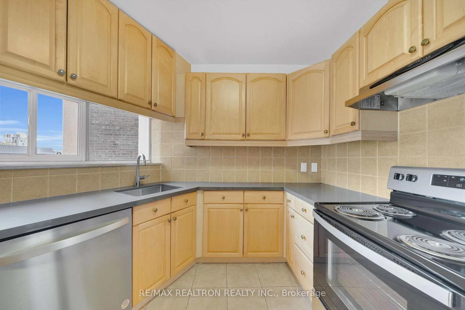 Photo 14 of Unit 706, 9 Deer Park Crescent, Toronto, Yonge-St. Clair — HOMEH