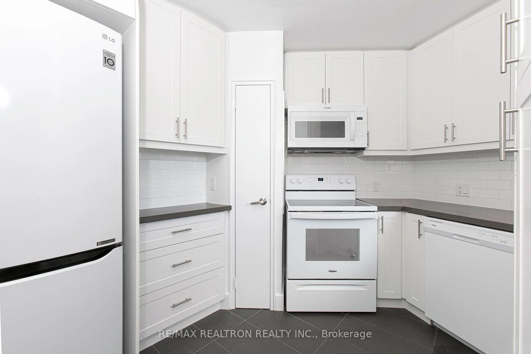 Photo 15 of Unit 706, 9 Deer Park Crescent, Toronto, Yonge-St. Clair — HOMEH