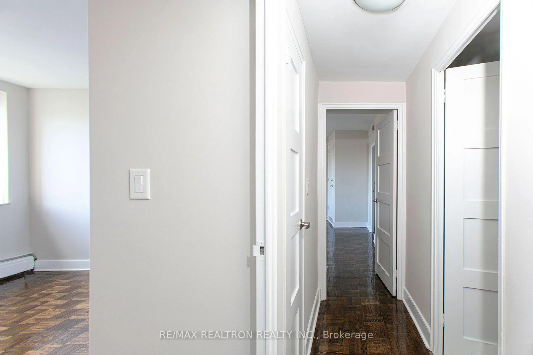 Photo 18 of Unit 706, 9 Deer Park Crescent, Toronto, Yonge-St. Clair — HOMEH