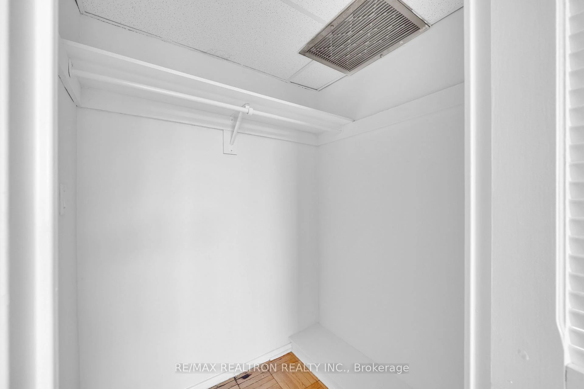 Photo 30 of Unit 706, 9 Deer Park Crescent, Toronto, Yonge-St. Clair — HOMEH