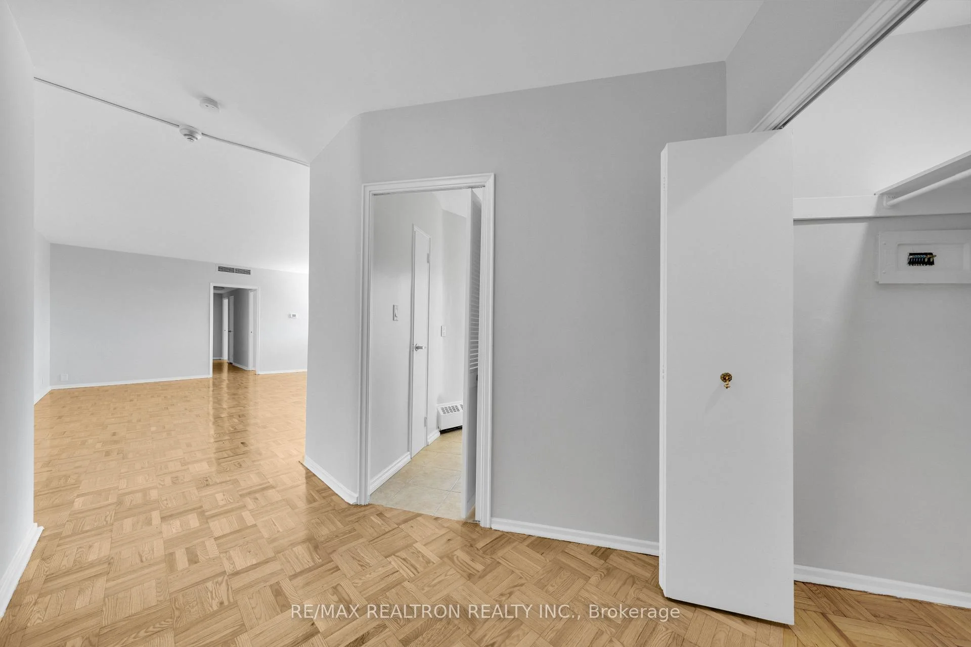 Photo 46 of Unit 706, 9 Deer Park Crescent, Toronto, Yonge-St. Clair — HOMEH