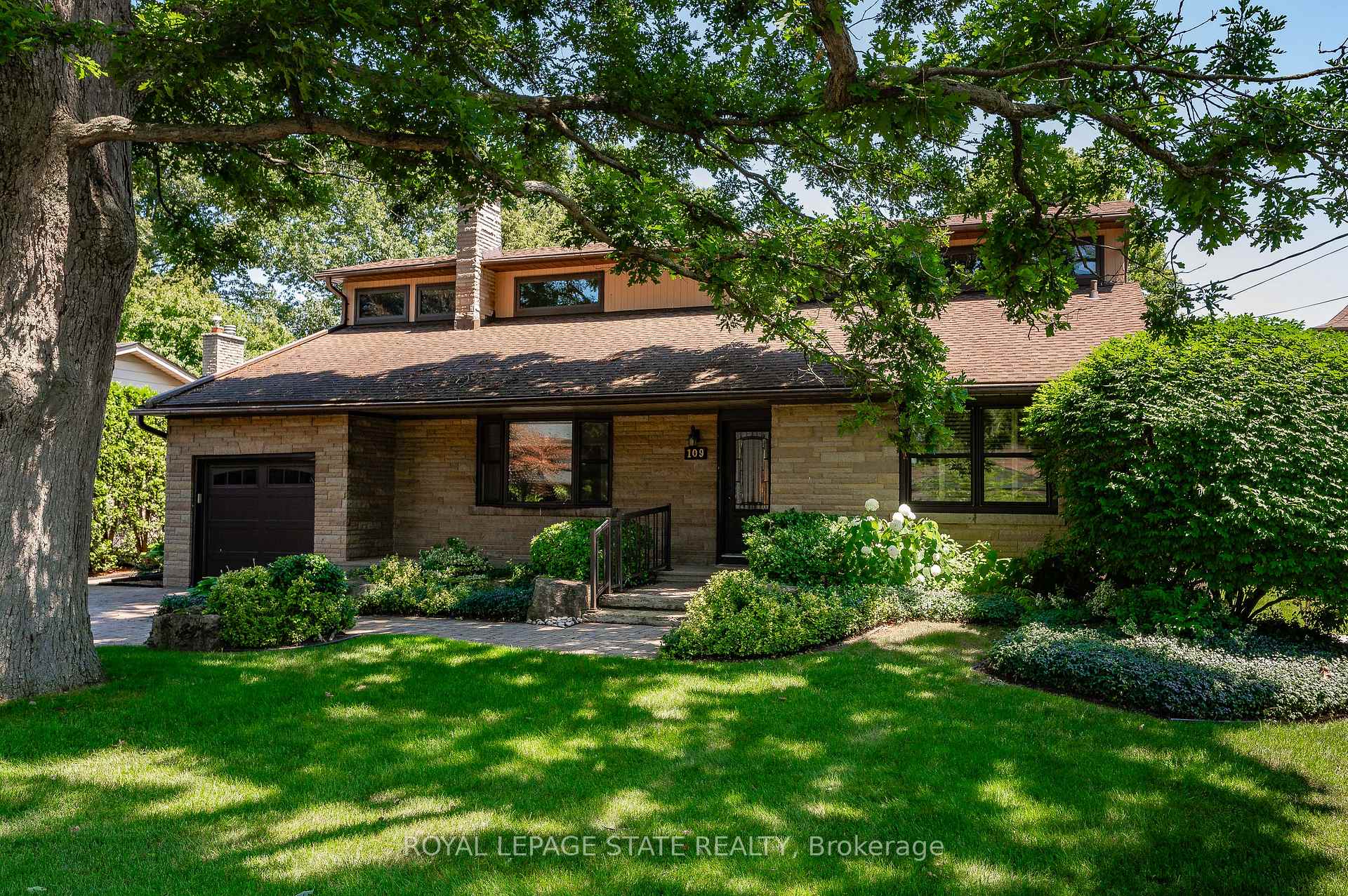 Photo 2 of 109 Rosemary Lane, Hamilton, Ancaster — HOMEH