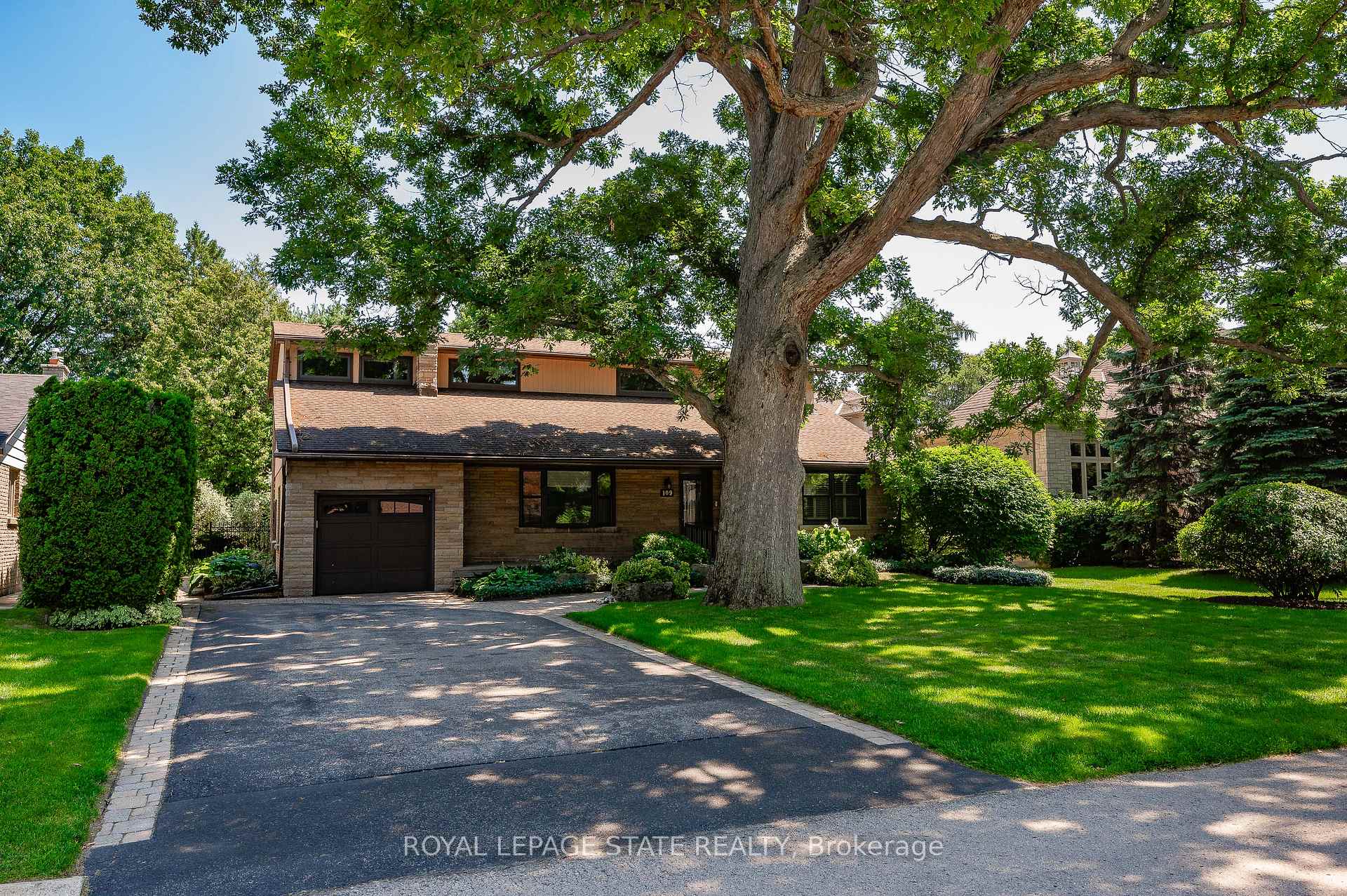 Photo 4 of 109 Rosemary Lane, Hamilton, Ancaster — HOMEH