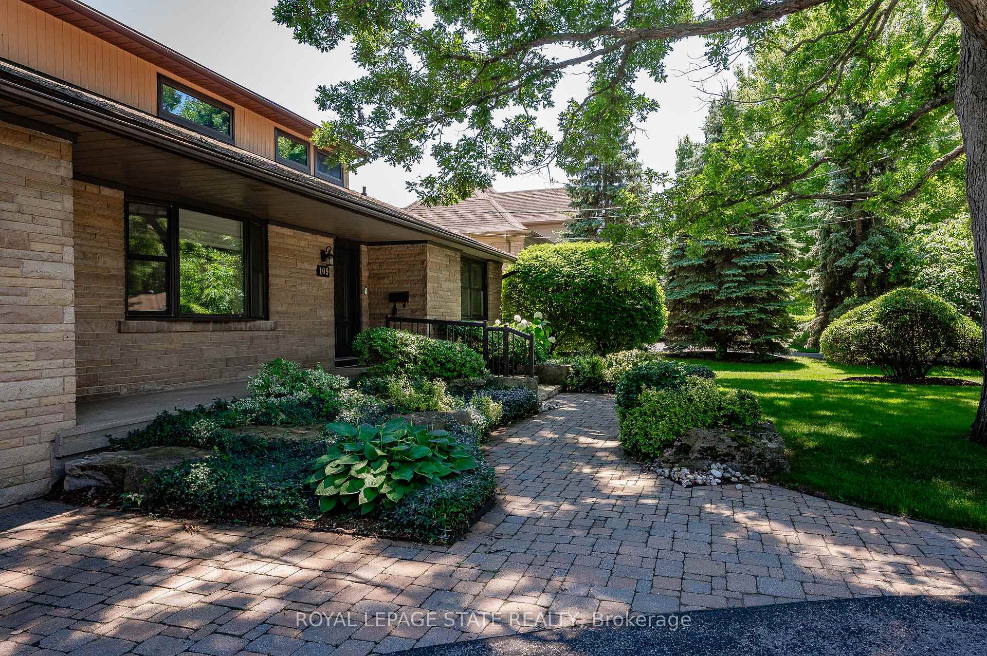 Photo 5 of 109 Rosemary Lane, Hamilton, Ancaster — HOMEH
