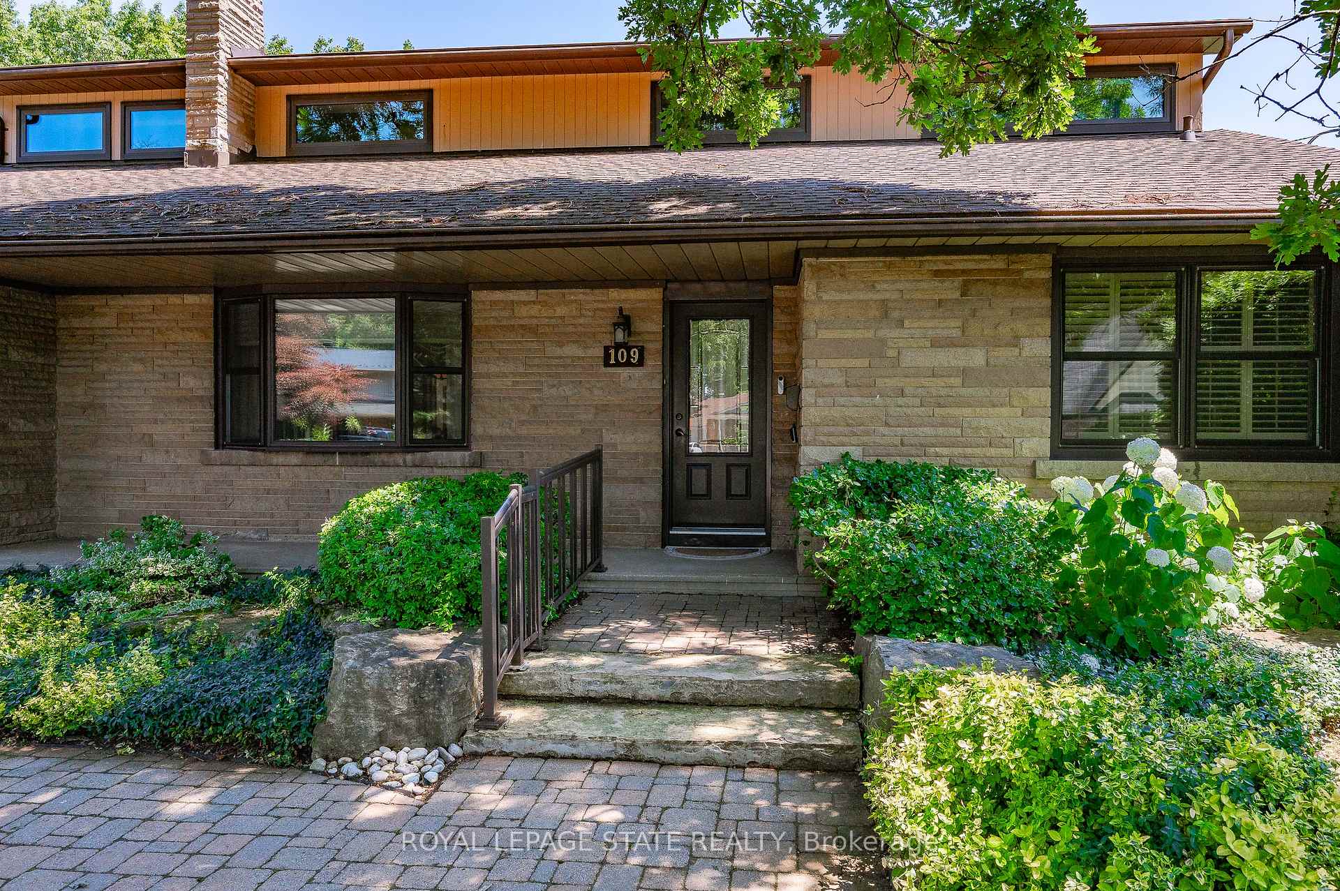 Photo 6 of 109 Rosemary Lane, Hamilton, Ancaster — HOMEH