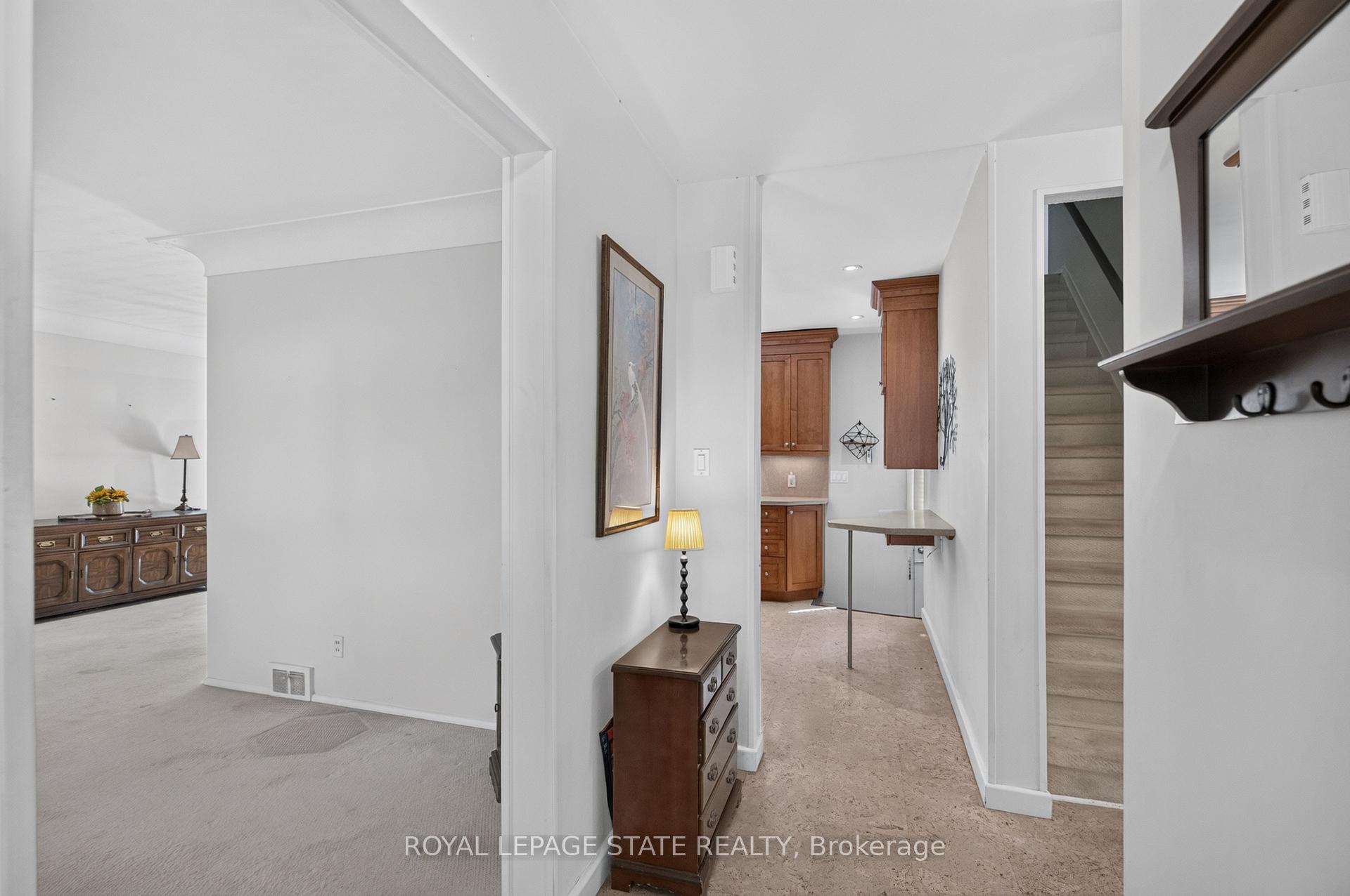 Photo 8 of 109 Rosemary Lane, Hamilton, Ancaster — HOMEH