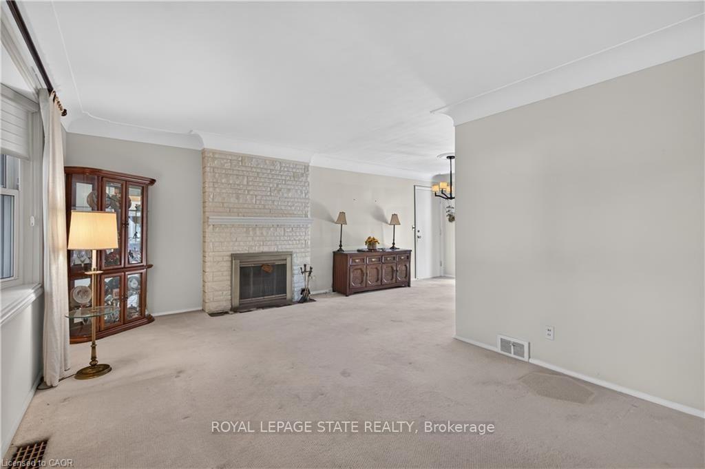 Photo 10 of 109 Rosemary Lane, Hamilton, Ancaster — HOMEH