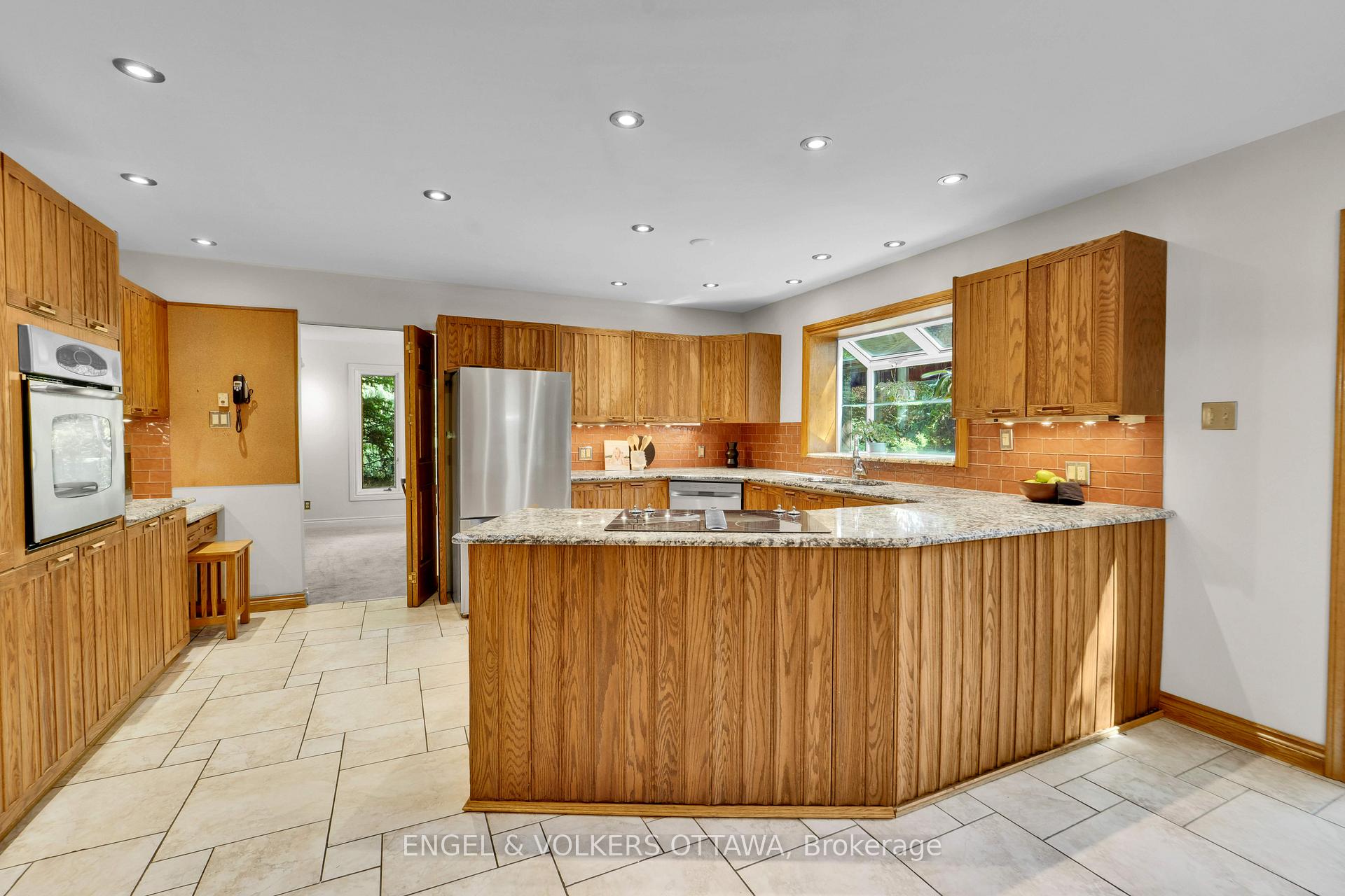 Photo 8 of 7 Mid Pines Grove, Ottawa, Cedar Hill/Orchard Estates — HOMEH