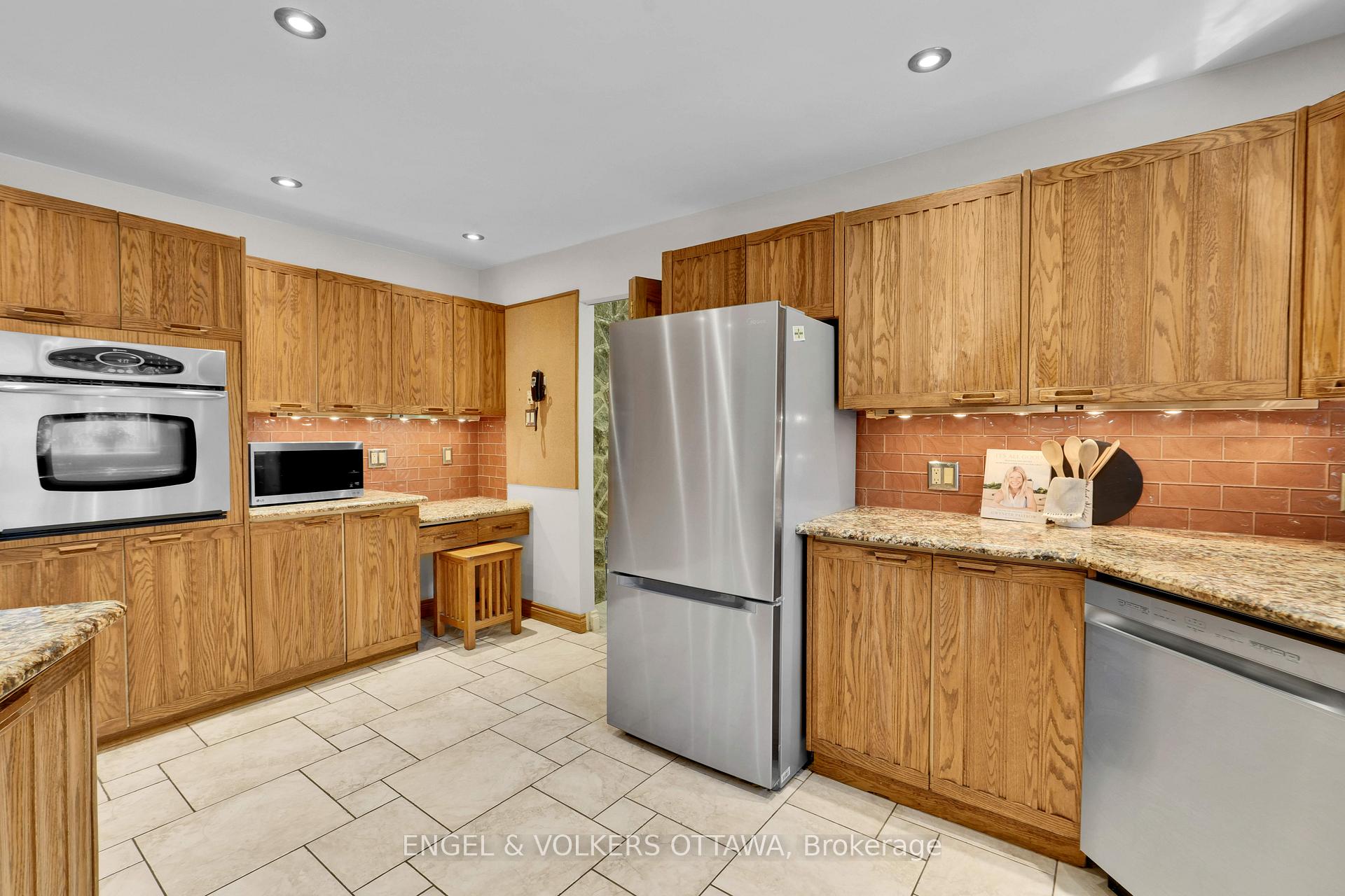 Photo 10 of 7 Mid Pines Grove, Ottawa, Cedar Hill/Orchard Estates — HOMEH
