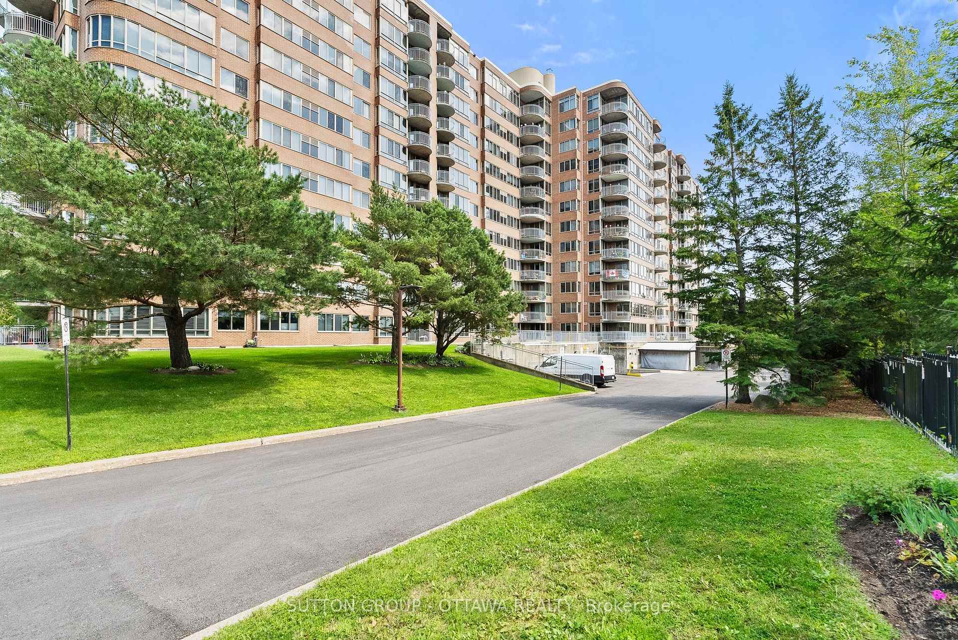 Photo 2 of Unit 917, 100 Grant Carman Drive, Ottawa, Borden Farm/Stewart Farm/Carleton Heights/Parkwood Hills — HOMEH