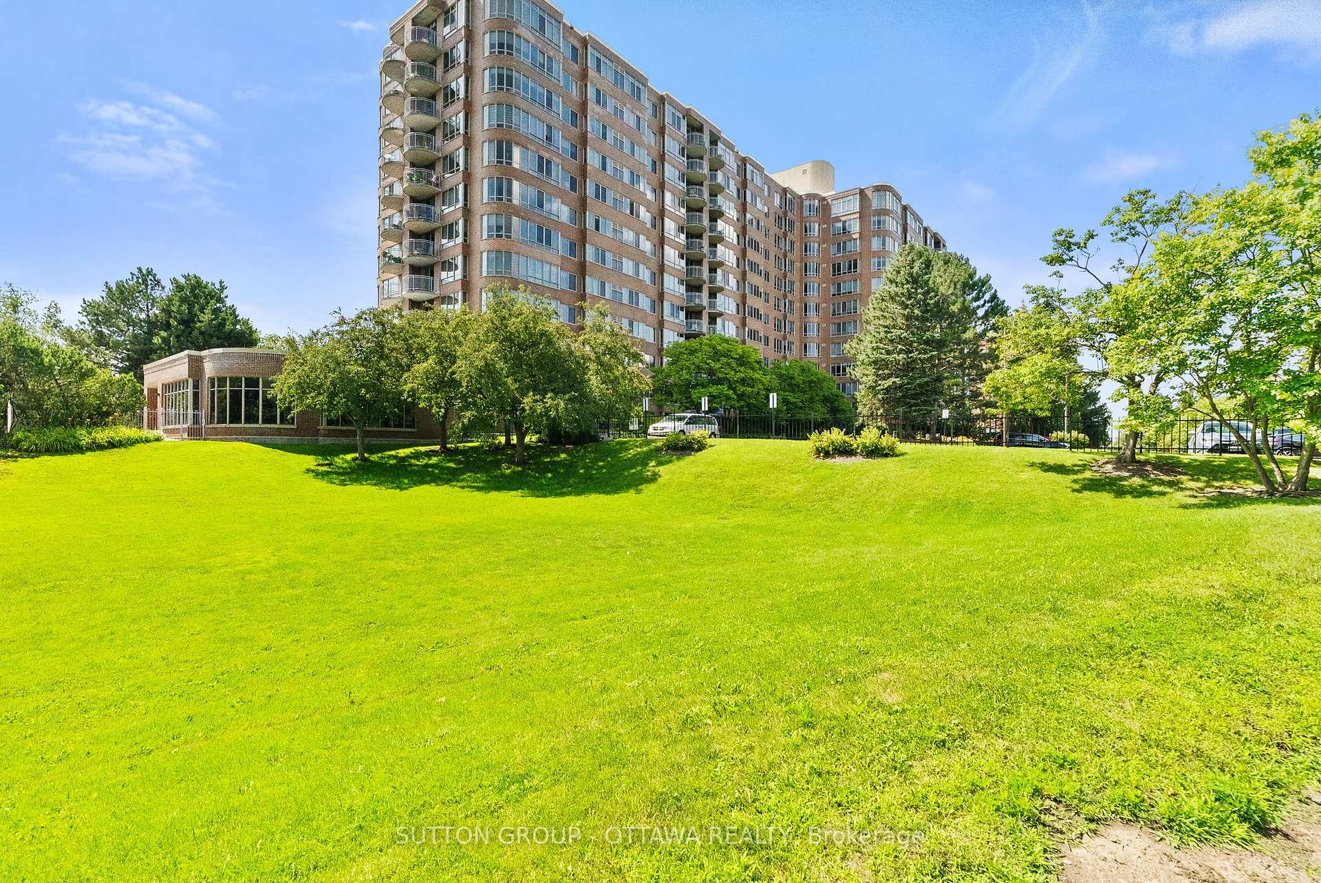Photo 3 of Unit 917, 100 Grant Carman Drive, Ottawa, Borden Farm/Stewart Farm/Carleton Heights/Parkwood Hills — HOMEH